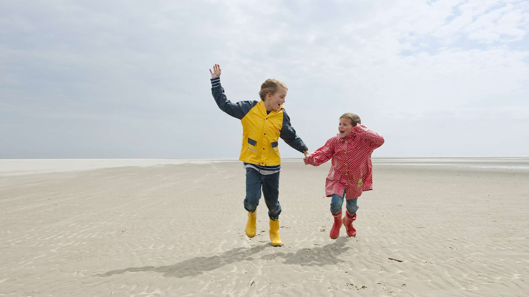 Zwei Kinder am Strand an der Nordsee