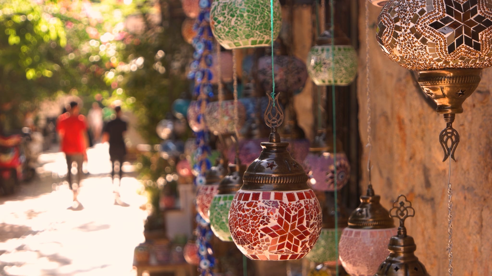Lampen hängen an einem Marktstand auf einem Basar in Antalya, Türkei