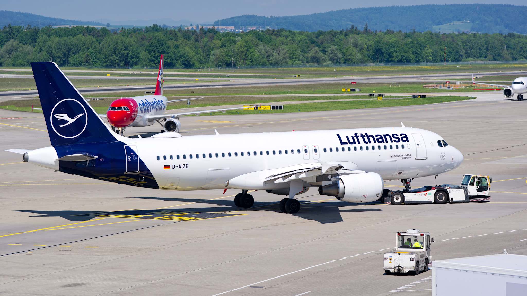 Lufthansa-Flieger auf dem Flugplatz.