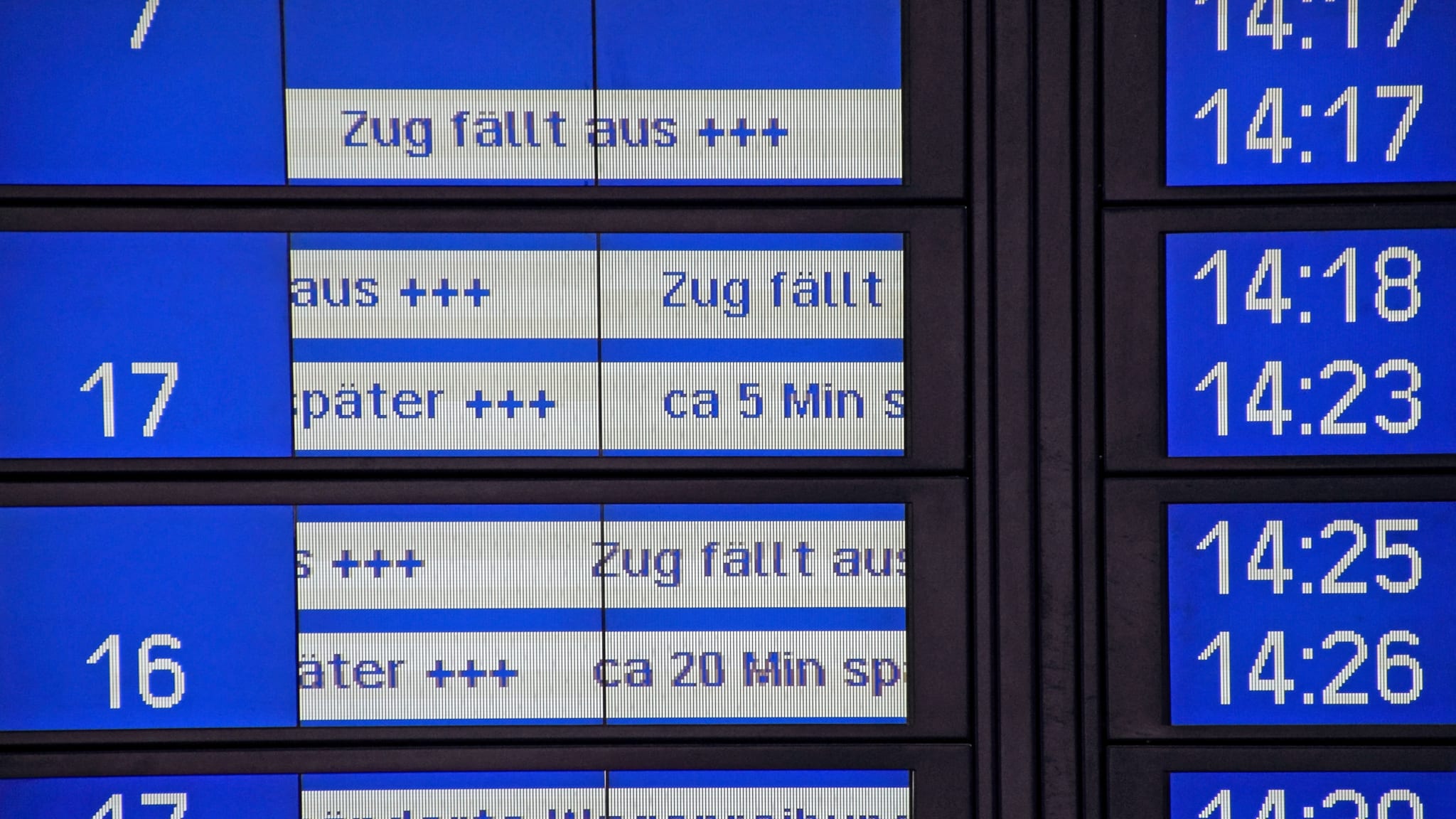 Bahnstreik und Zugausfälle © stock.adobe.com - mitifoto