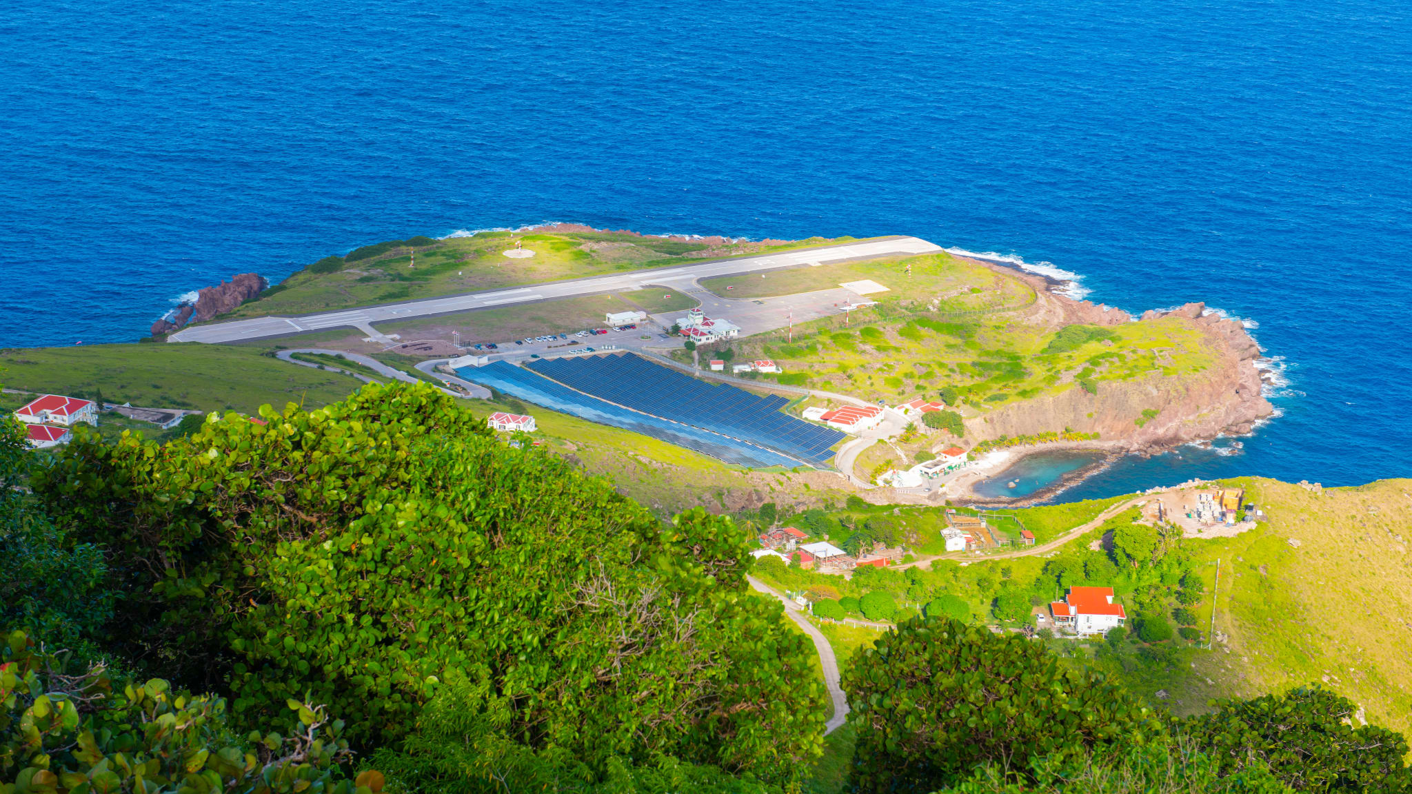 Blick von oben auf den Flughafen der Insel Saba im karibischen Teil der Niederlande.
