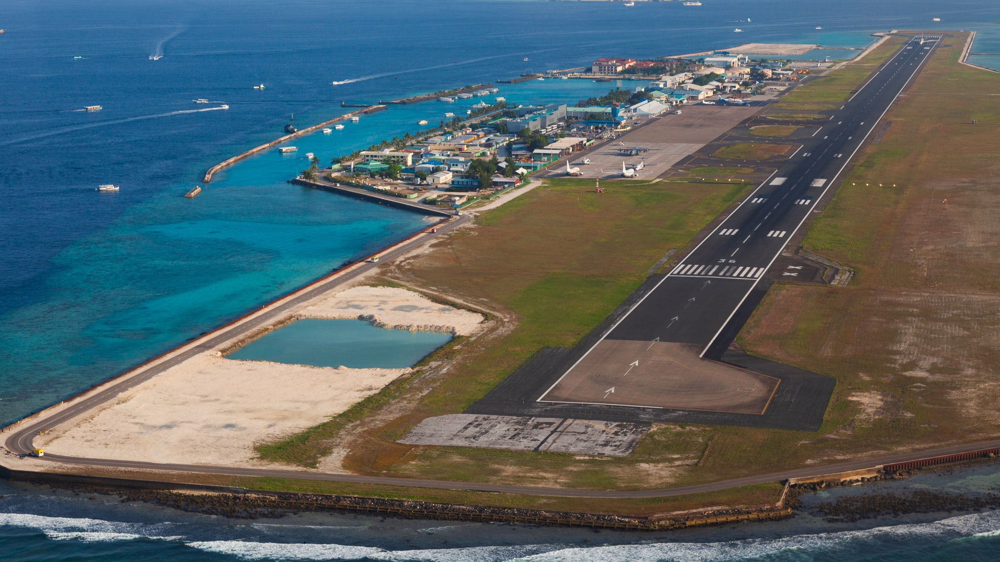 Blick auf dem Malé-Flughafen. Er ist auf allen Seiten von Wasser umgeben.