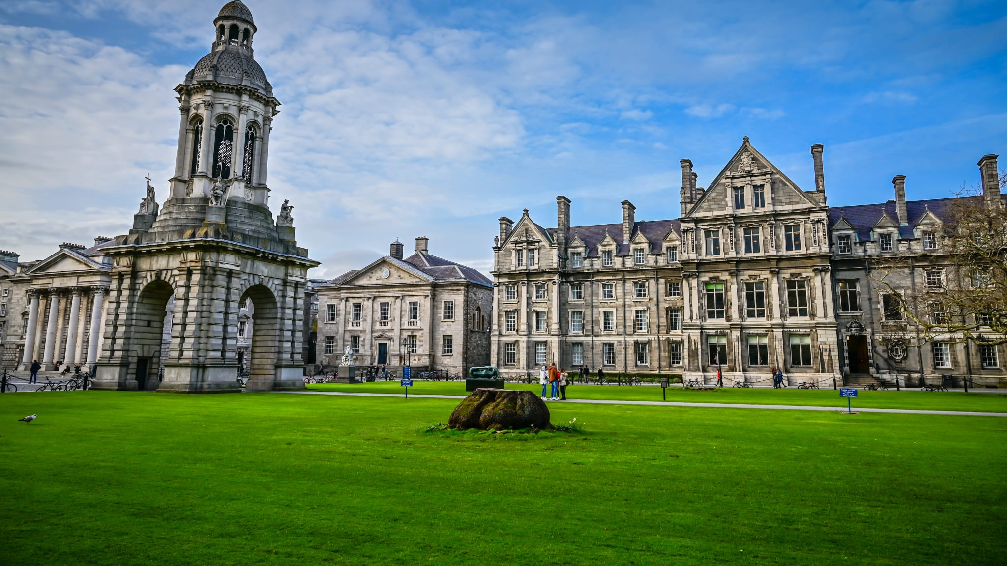Dublin, hier mit Trinity College, ist für das Sternzeichen Widder laut Reisehoroskop 2024 das ideale Urlaubsziel.