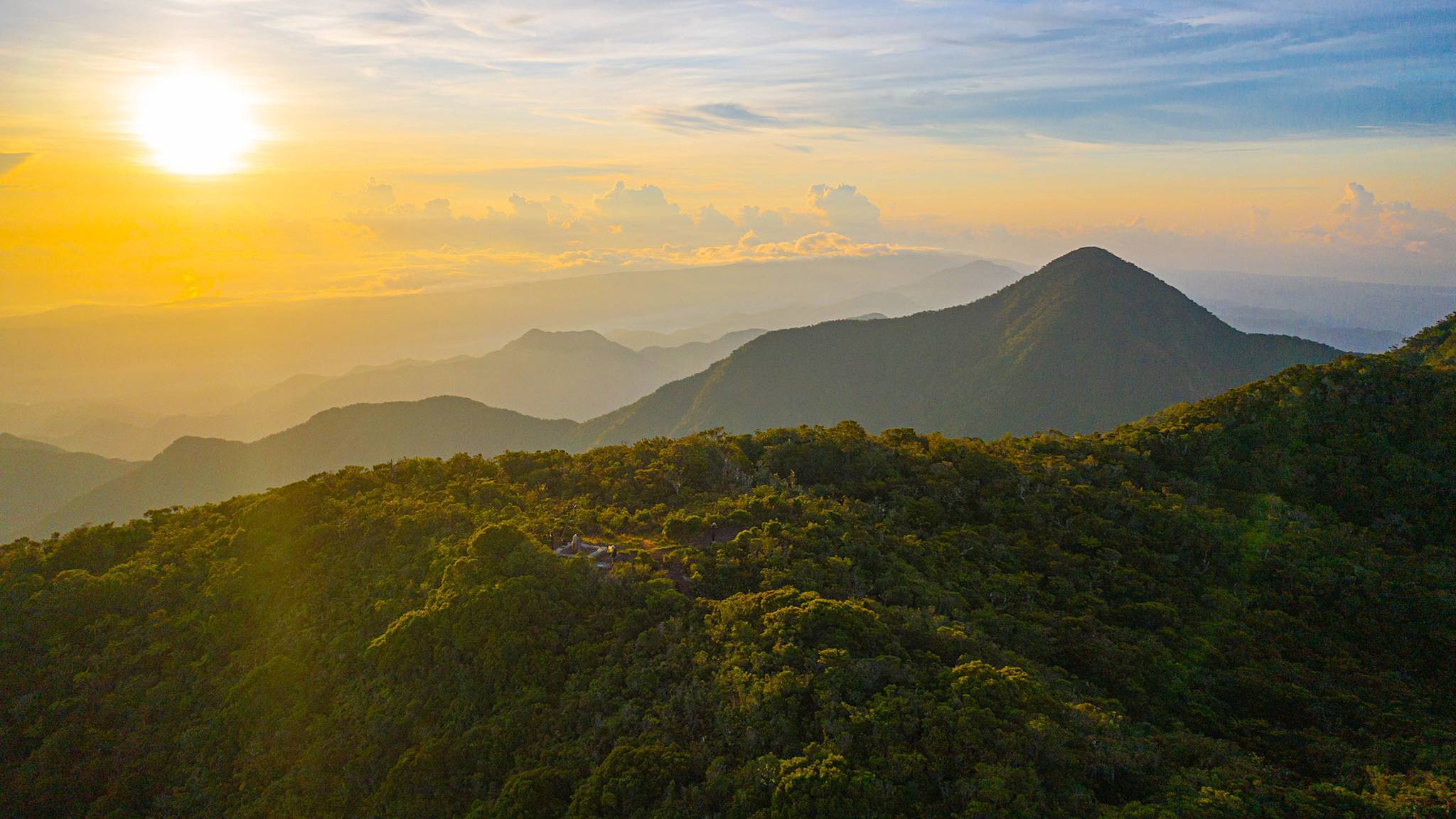 Sonnenuntergang über den Blue and John Crow Mountains auf Jamaika, In dem Park liegt auch der der Blue Mountain Peak, mit gut 2.250 Metern Höhe die höchste Erhebung Jamaikas
