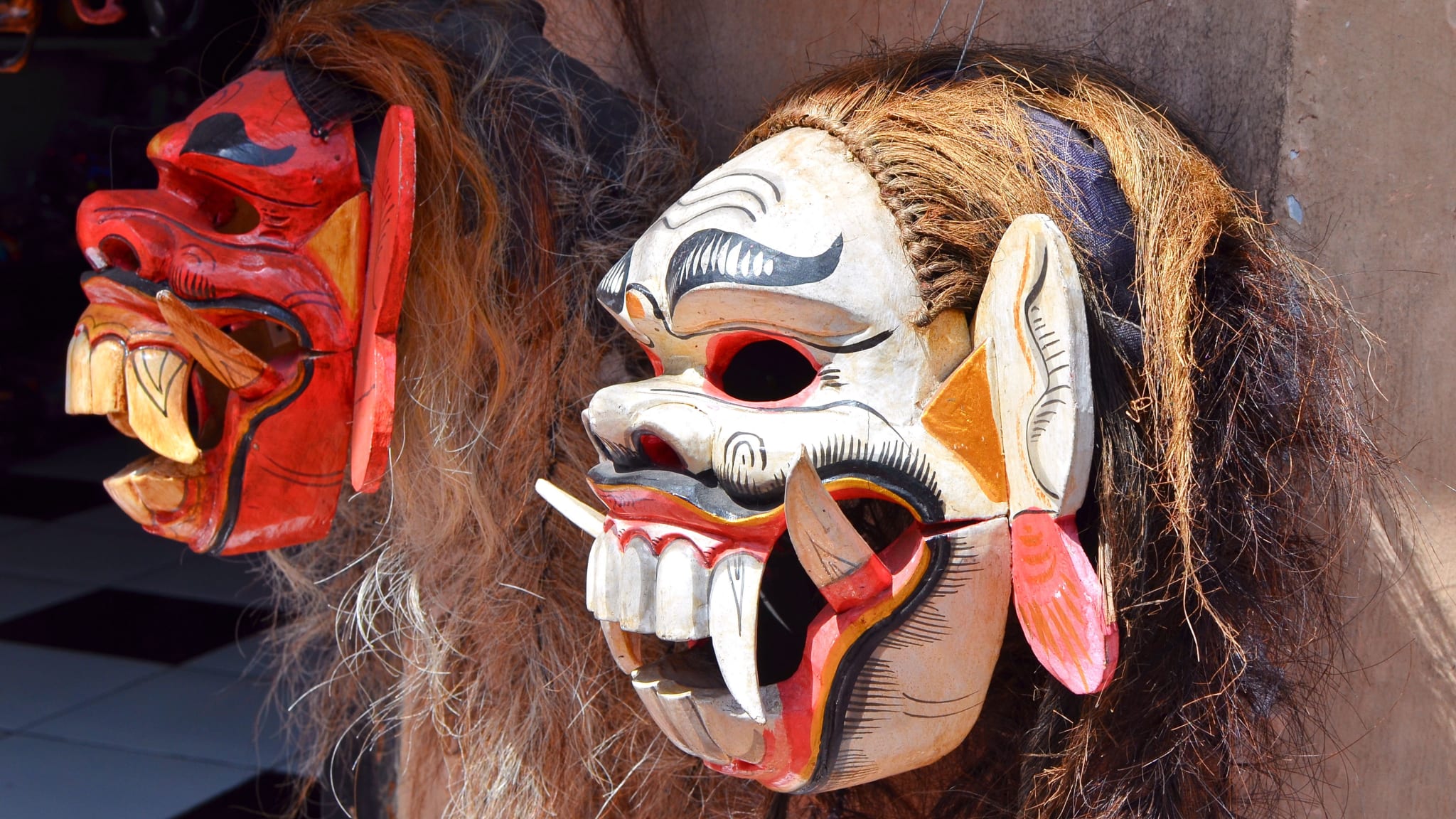 Masken auf einem Markt in Ubud, Bali, Indonesien