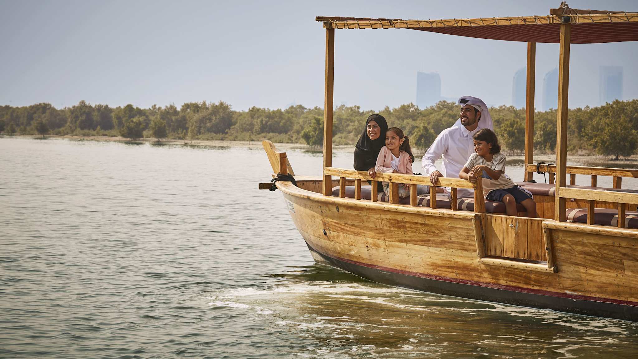Familie in einem Holzboot auf einer Bootstour