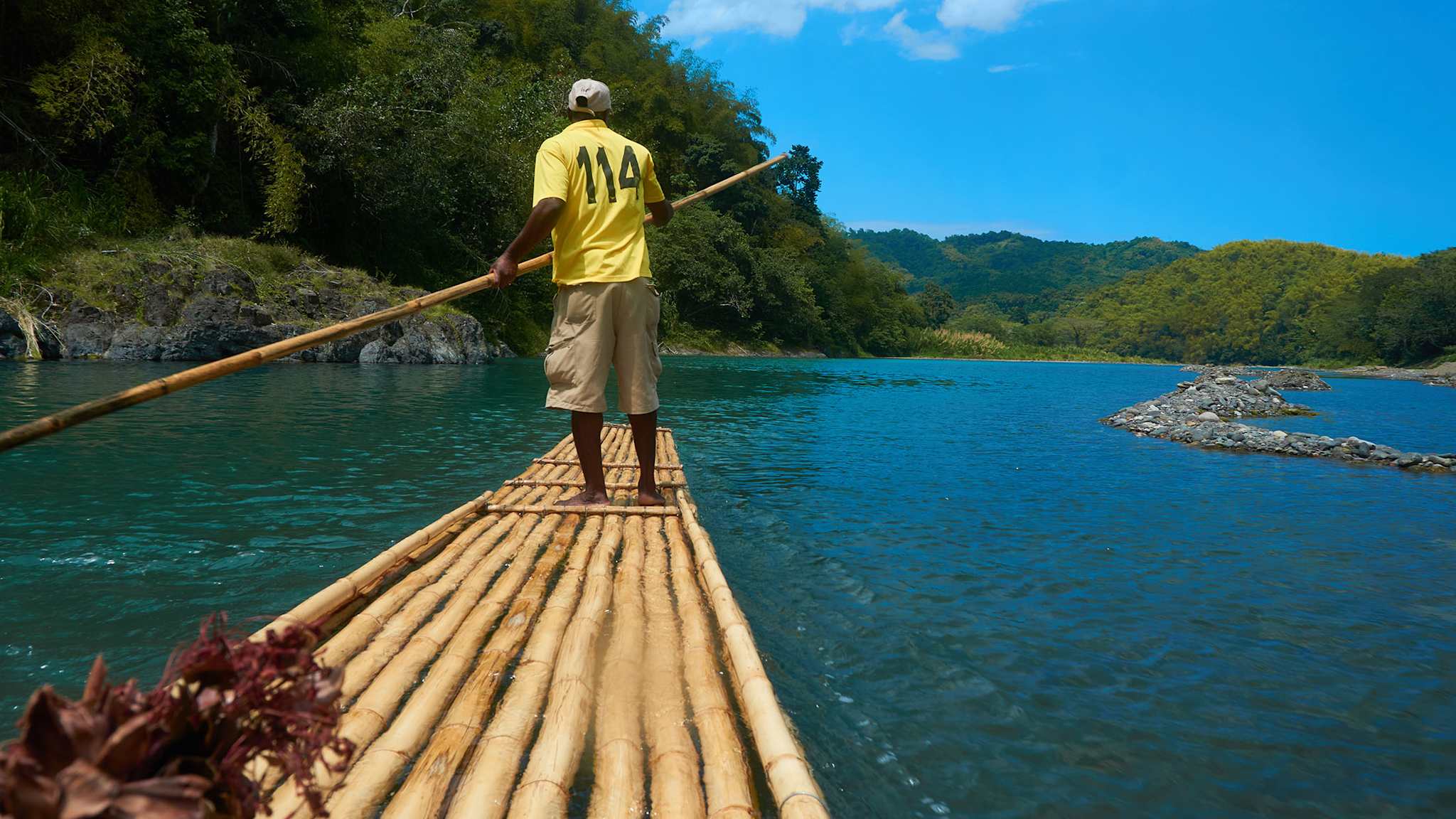 Steuermann auf einem Bambusfloß auf dem Rio Grande in Jamaika