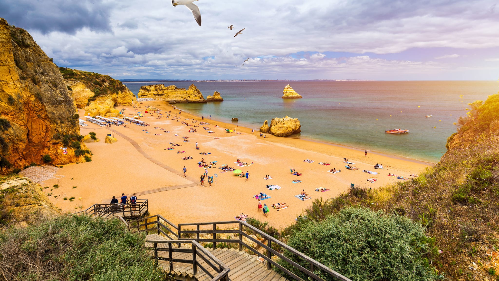 Blick auf den Strand von Dona Ana an der Algarve