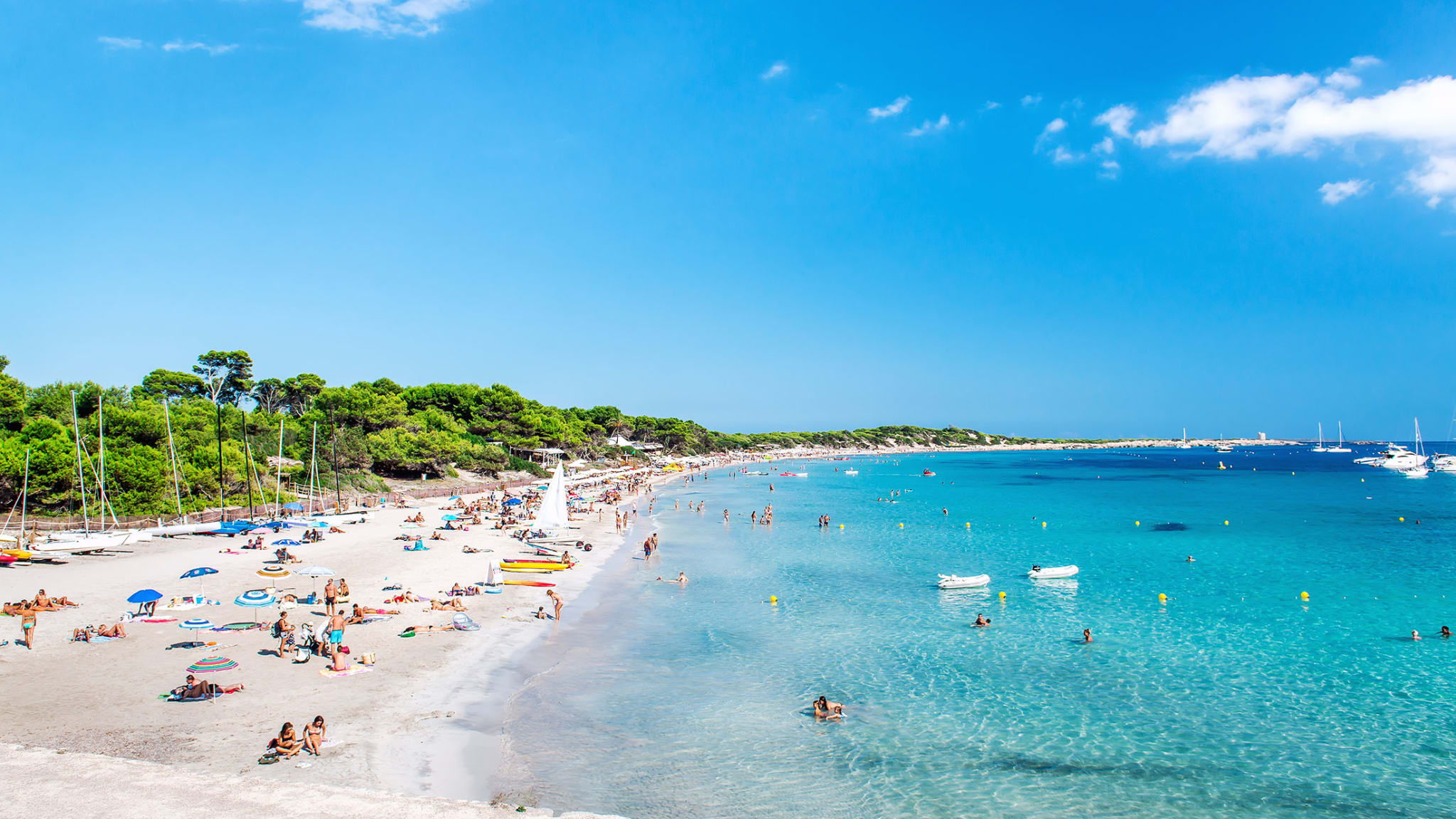 Der Strand Las Salinas ist nach den Salzfeldern, an denen ihr während der Anfahrt vorbeikommt, benannt.