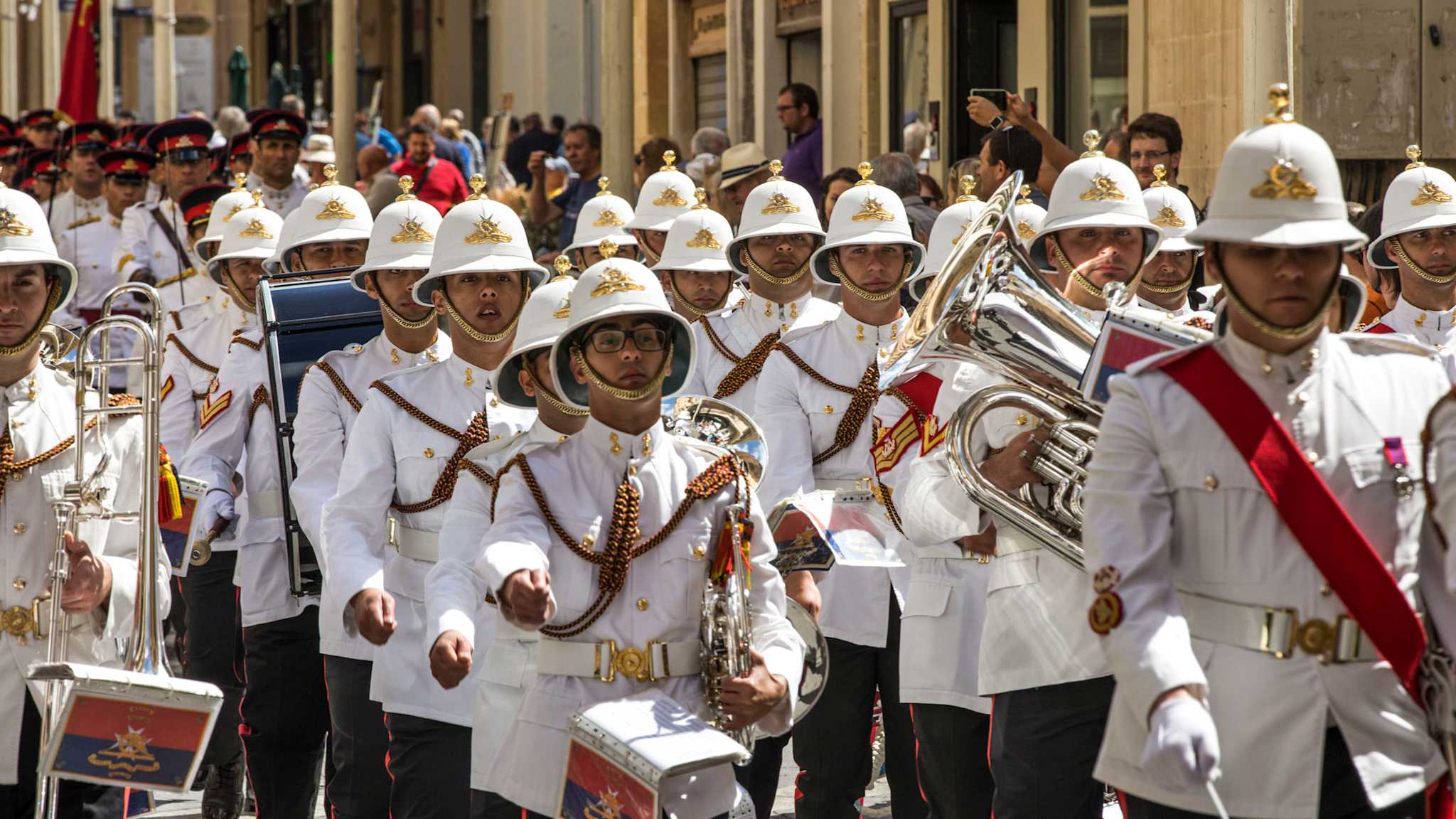 maltesische Soldaten marschieren in ihren Paradeuniformen durch die Altstadt von Valletta