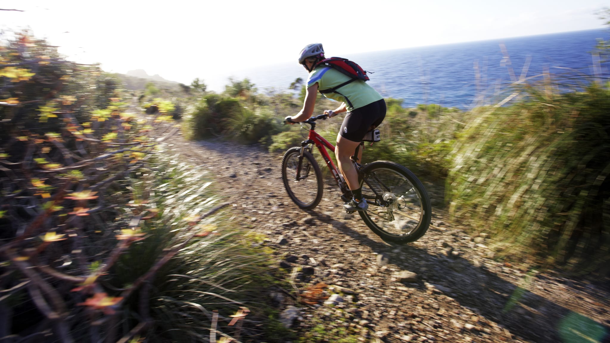 Frau fährt mit Fahrrad im Urlaub.