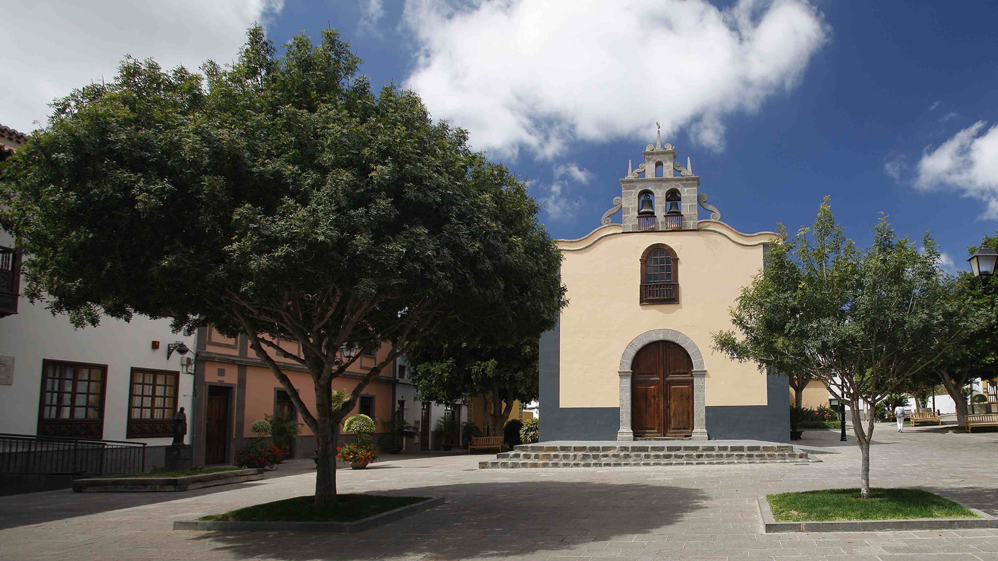Der Haupplatz von Arona mit einer Kirche im klassisch-kanarischen Baustil © Patronato Turismo Arona