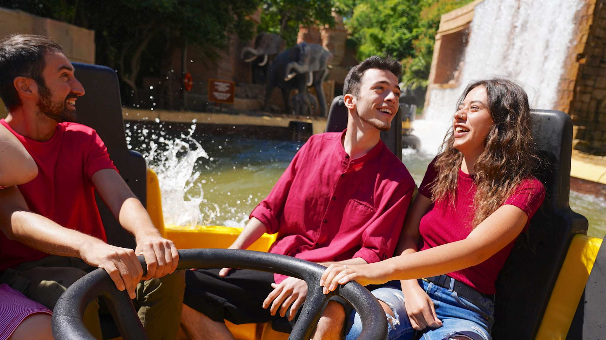 Zwei Männer und eine Frau in einem rundem Schlauchboot im Gardaland