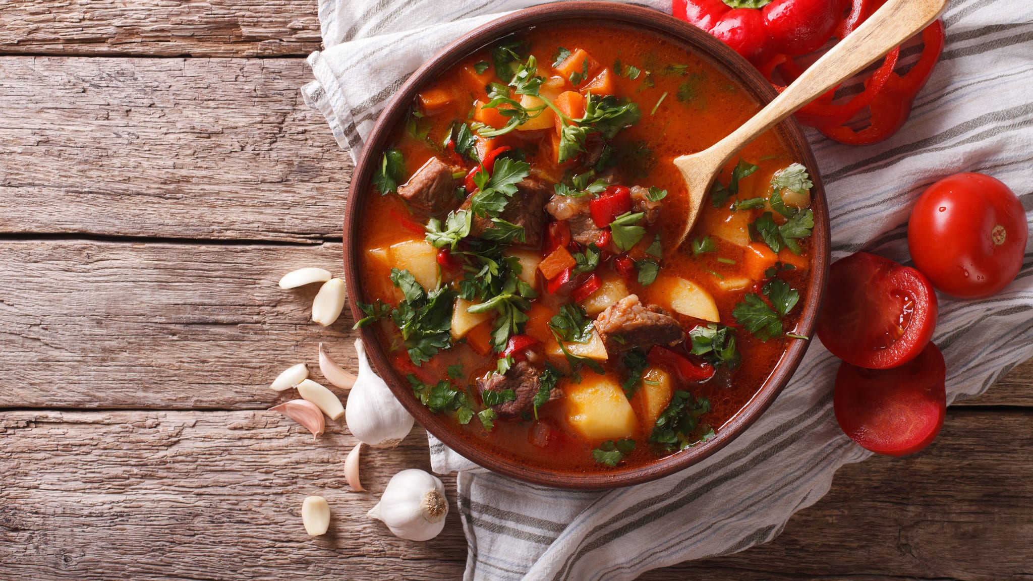Wohlschmeckender Klassiker -  Kesselgulasch mit Paprika © stock.adobe.com - FomaA