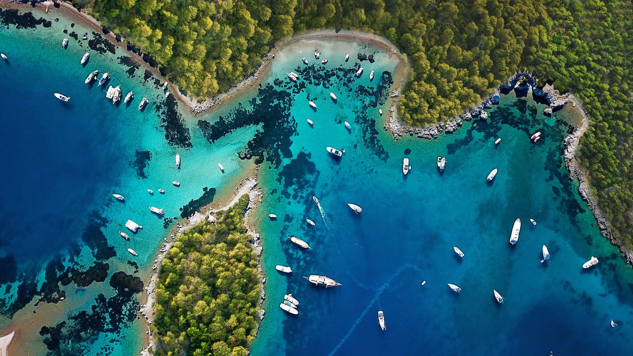 Bucht von oben mit Segelbooten