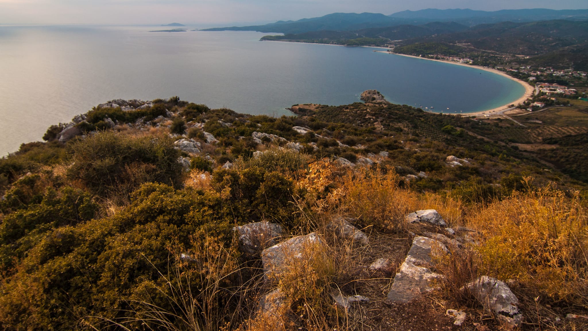 Bei einer Wanderung auf Sithonía eröffnen sich immer wieder solch herrliche Ausblicke © stock.adobe.com - Heinz