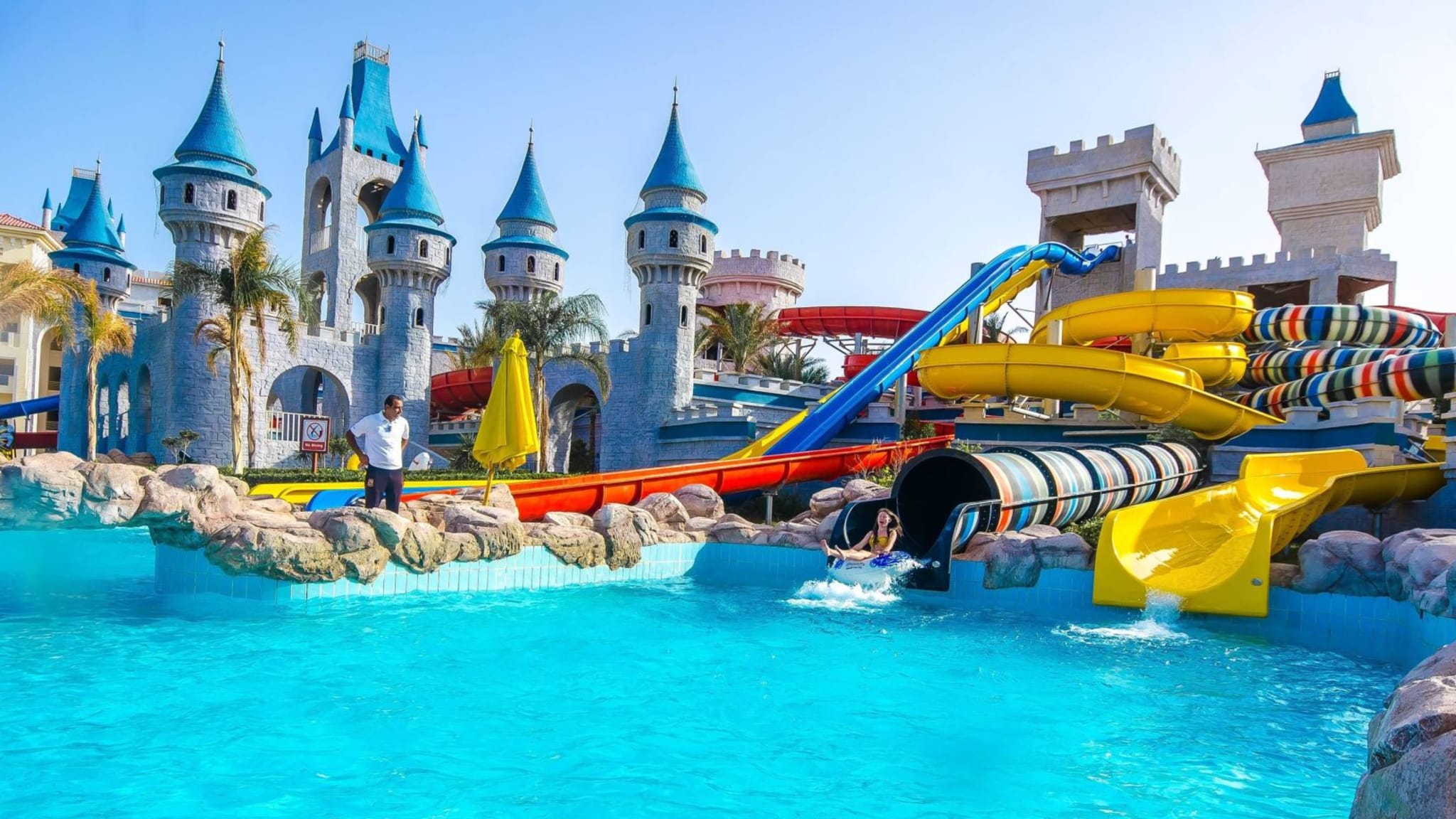 Schwimmbad mit burgähnlichen Aufbauten der Serenity Fun City