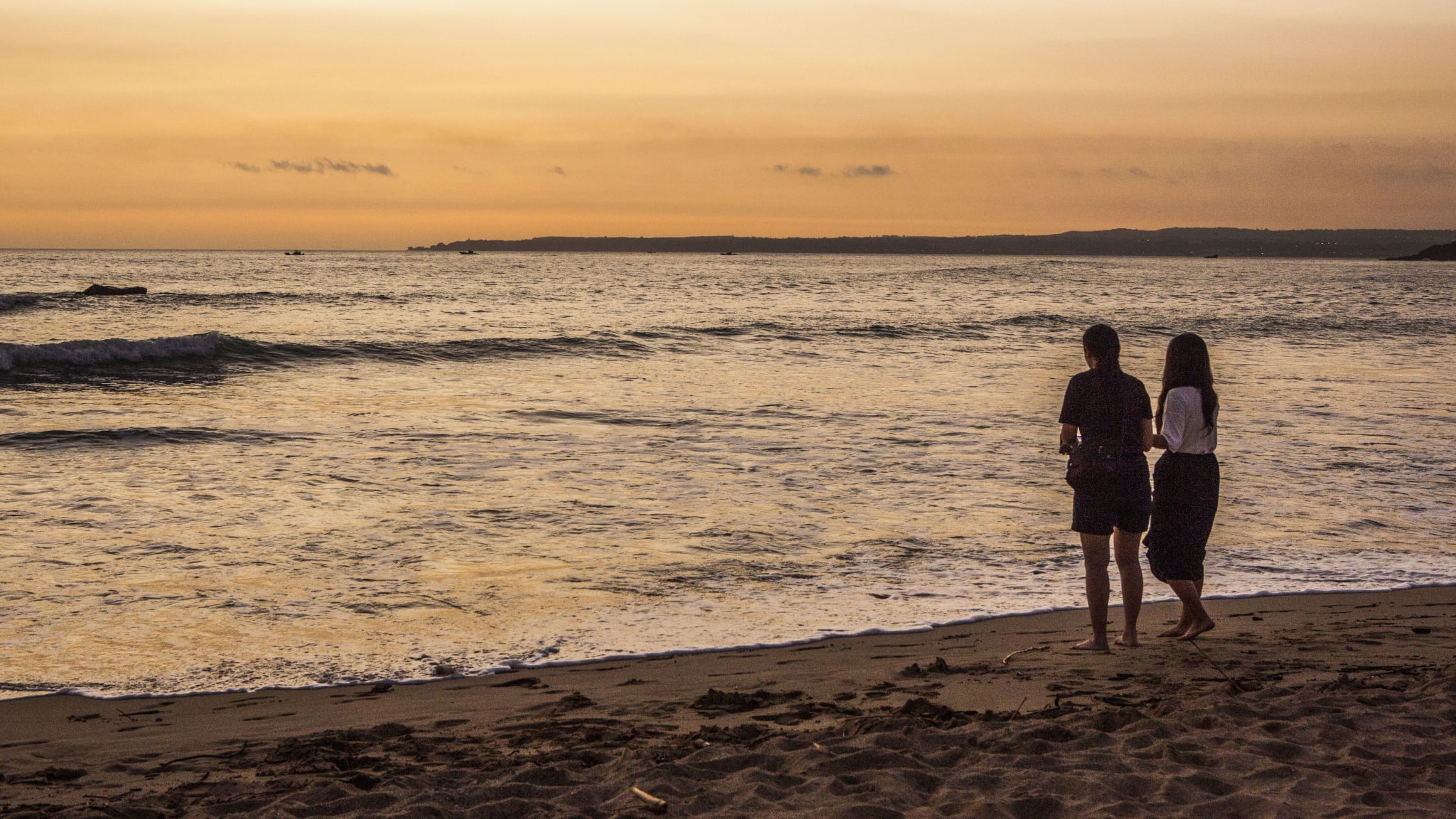 Pärchen am Strand Dawan Kenting auf Taiwan im Sonnenuntergang