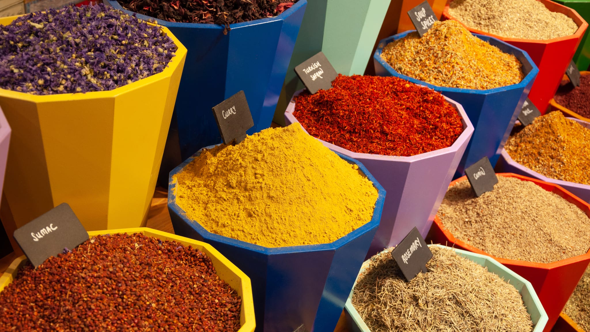 Gewürze auf einem Markt in Kemer