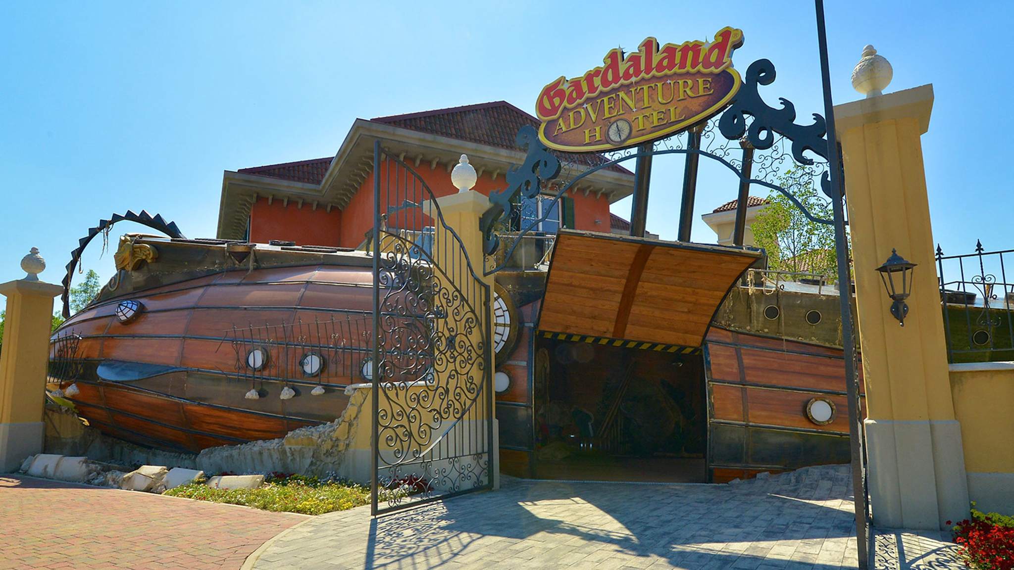 U-Boot-förmiger Eingang in das Gardaland Adventure Hotel