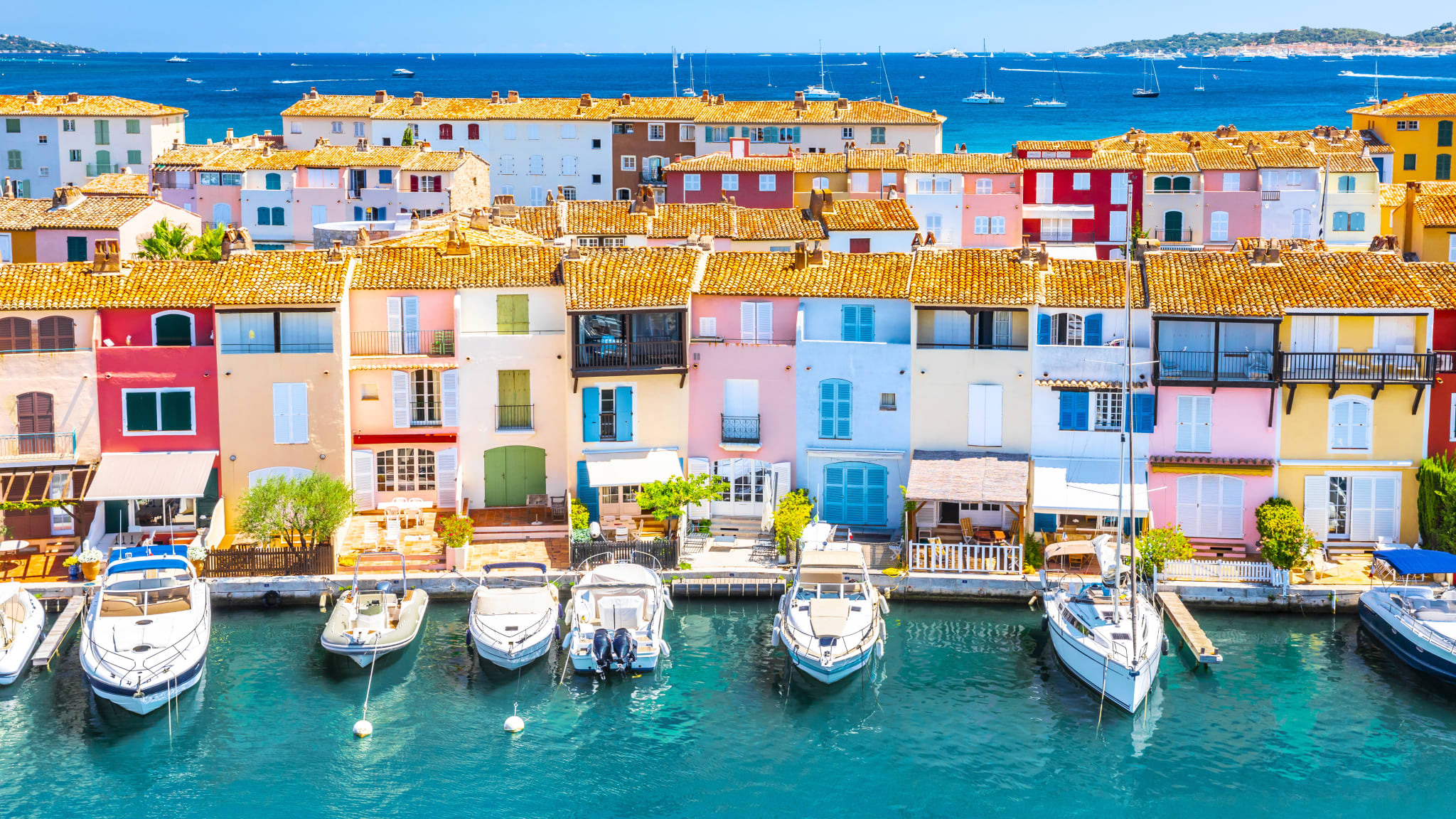 Farbige Häuserfassaden und Boote im Hafen von Saint Tropez