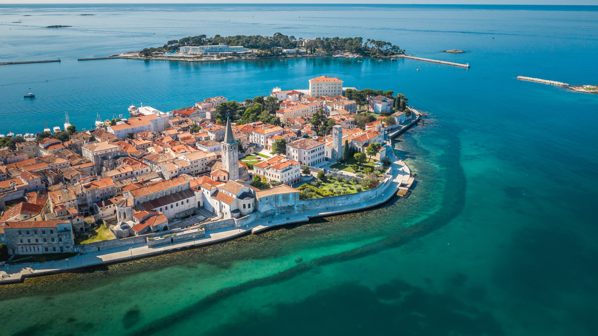 Blick auf die kroatische Stadt Poreč umgeben von türkisblauem Wasser