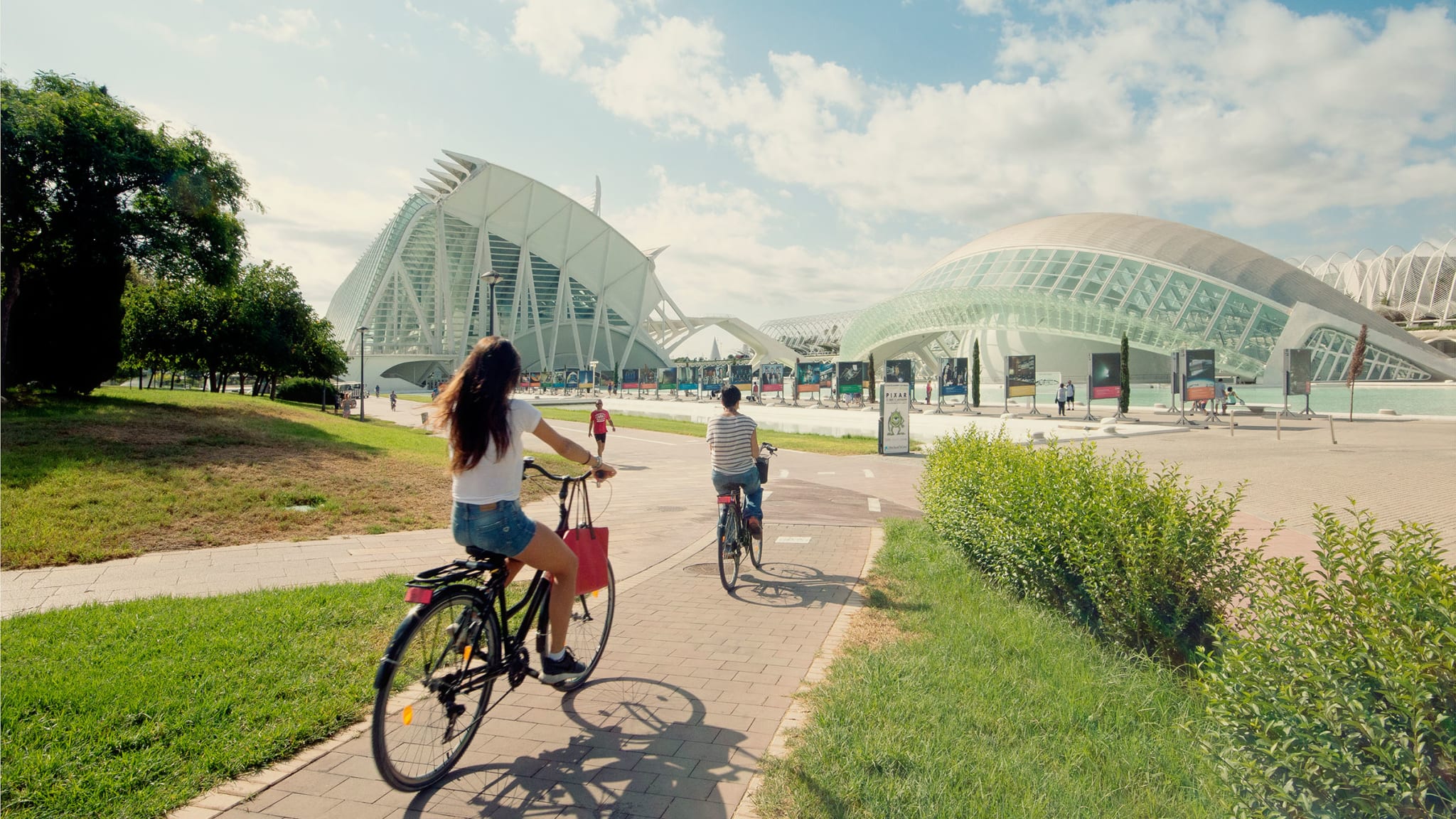 Fahradfahrer in den Jardín del Turia von Valencia