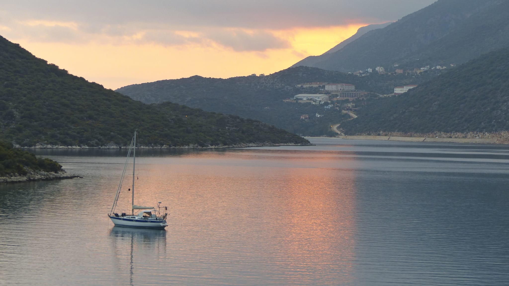 Boot im Sonnenuntergang vor der türkischen Küste