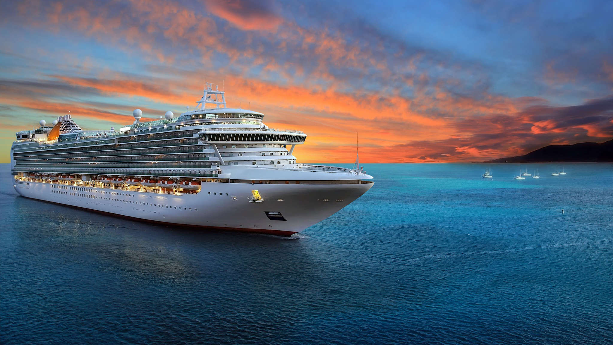 Kreuzfahrtschiff im Sonnenaufgang