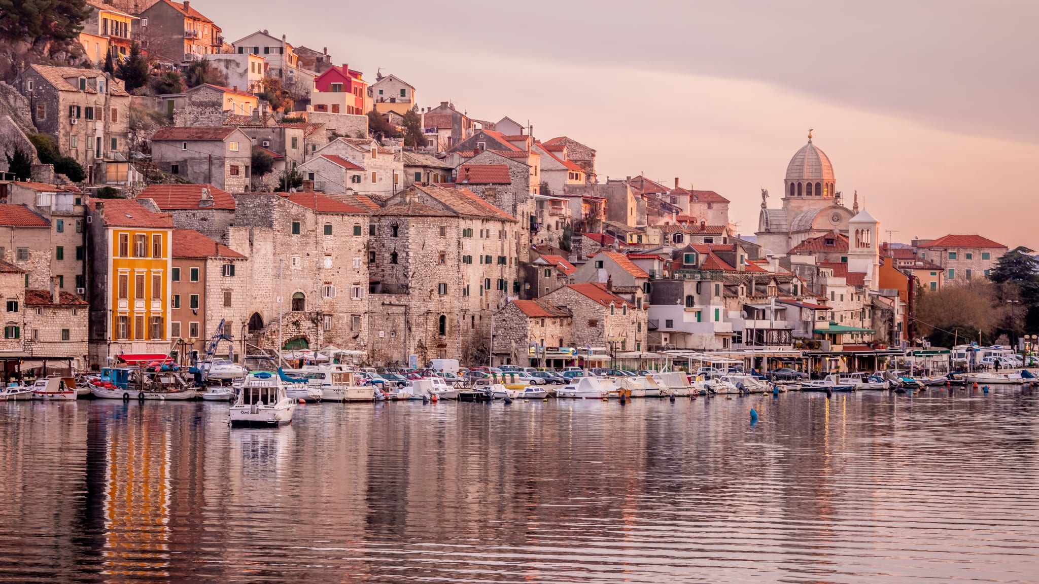 Blick auf die Stadt Sibenik übers Wasser