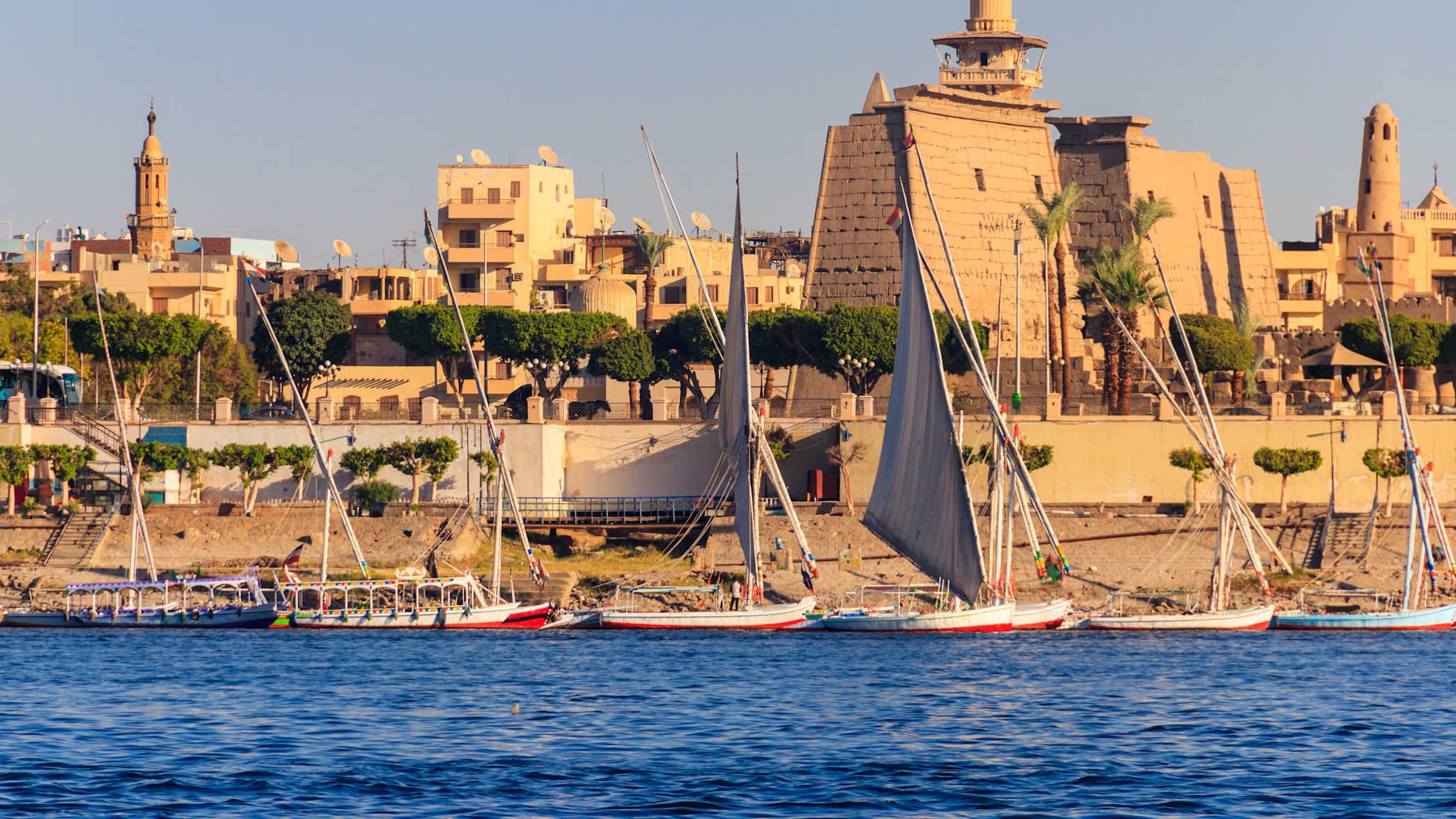 Segelboote auf dem Nil vor dem Luxor-Tempel in