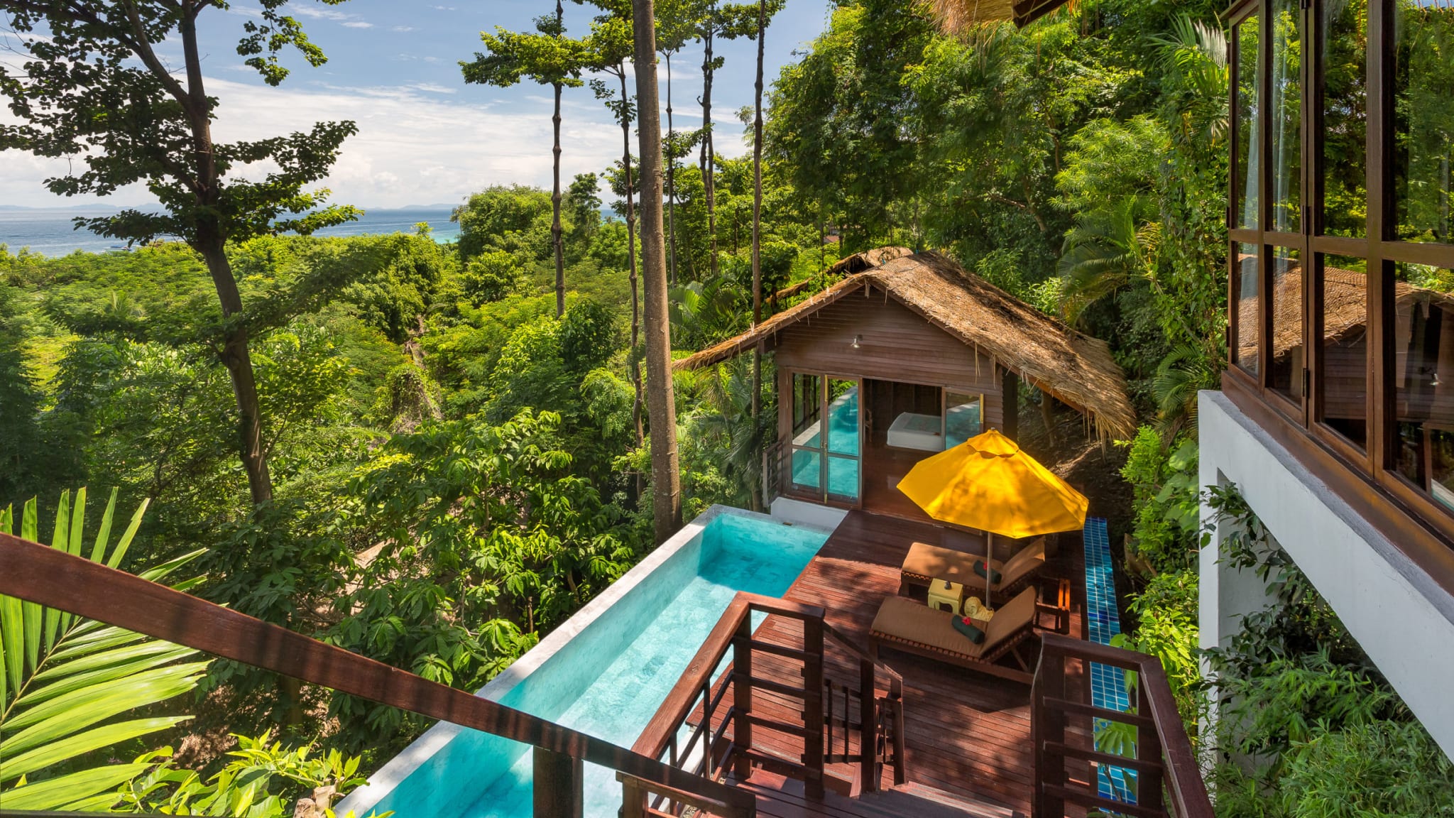 Vom Dschungel umgebene Hütte mit Privatpool des Hotels Zeavola