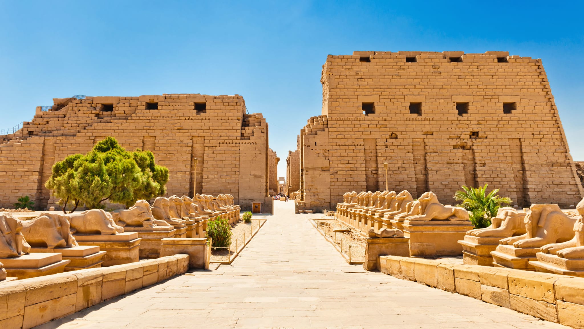 Blick auf den Karnak Tempel in Luxor, Ägypten, mit der Allee mit Sphinxen