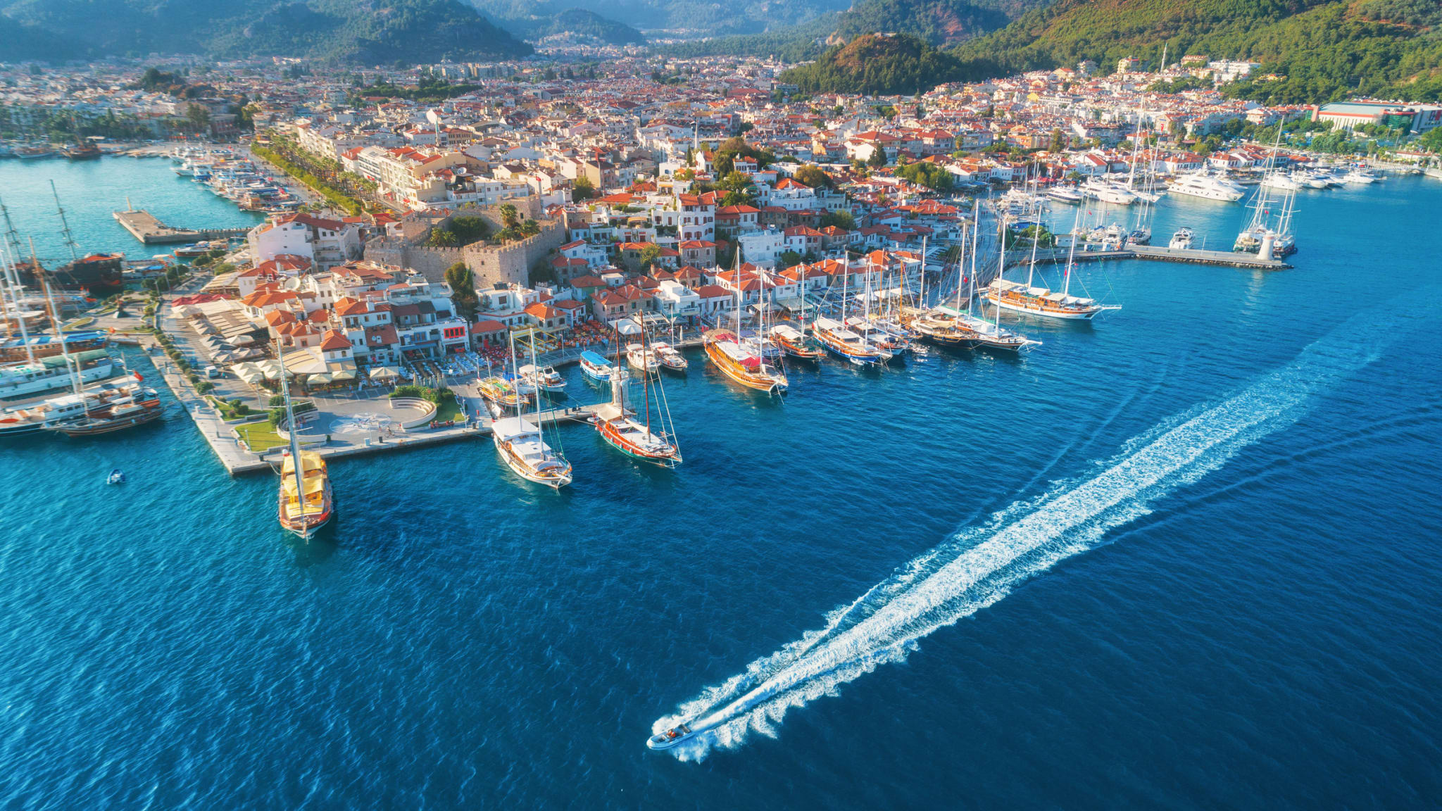 Luftaufnahme eine fahrenden Motorboots im Hafen von Marmaris