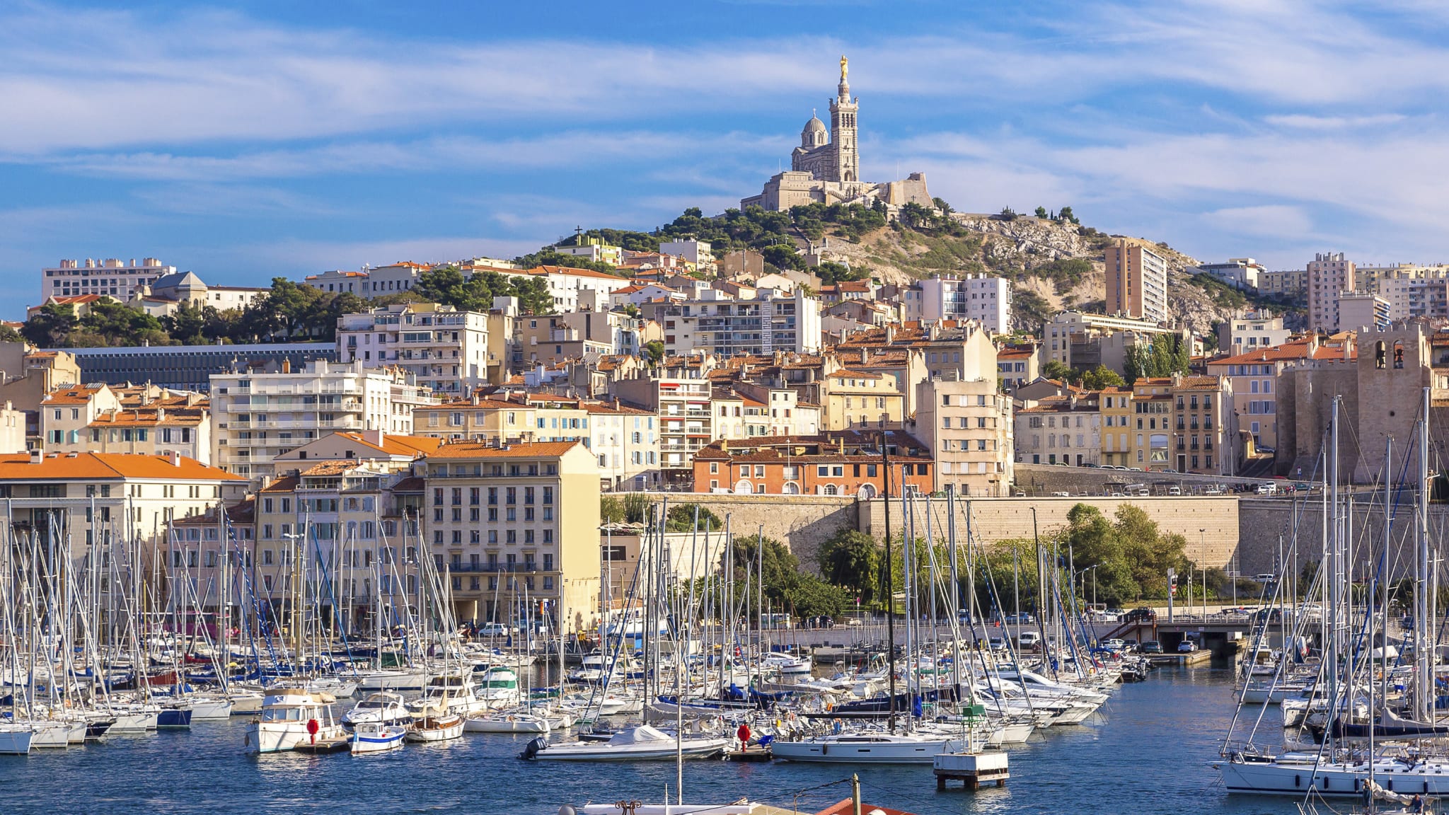 Blick auf die Kathedrale und den Hafen von Marseille