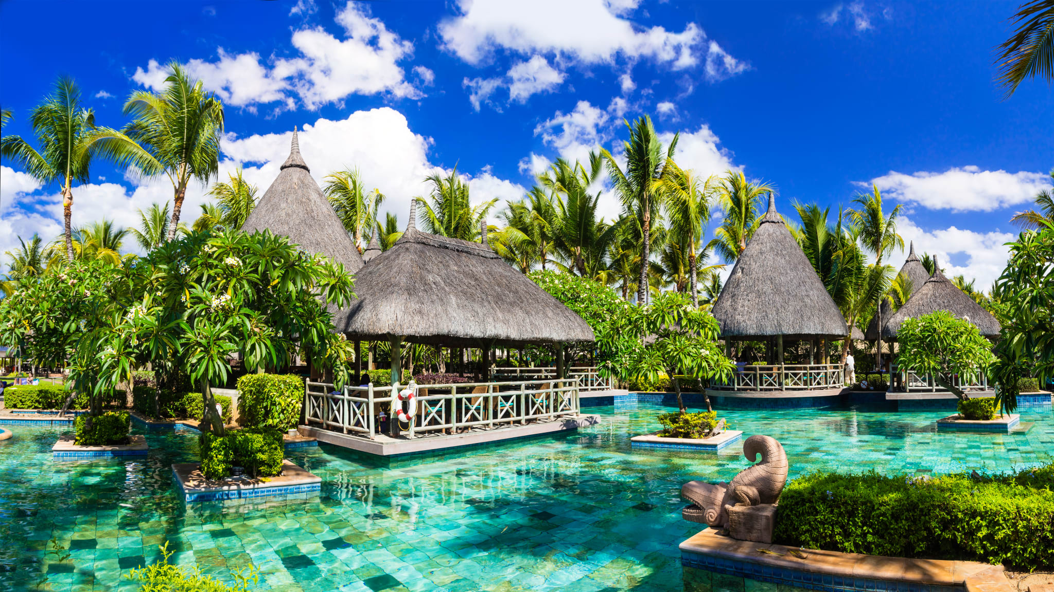 Traumhafte Pools findet ihr in den Luxushotels auf Mauritius © AdobeStock/ Freesurf