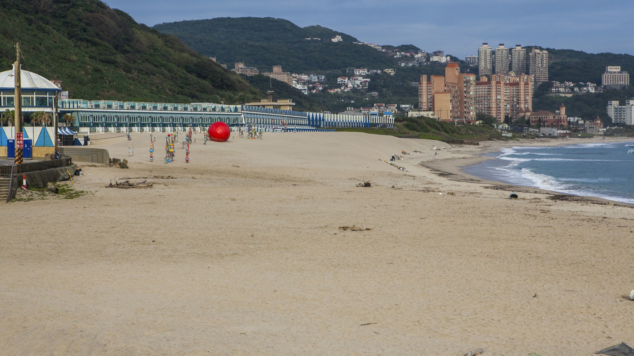 Der Strand von Feicueiwan, im Hintergrund Hochhäuser
