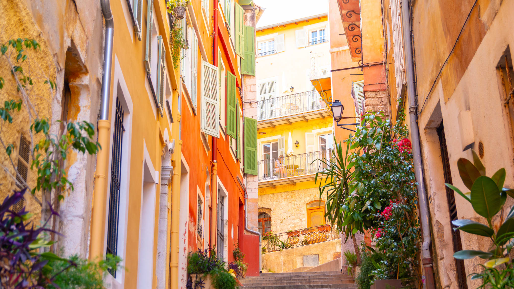 Bunte Häuser in einer Gasse mit Treppe in Saint-Tropez