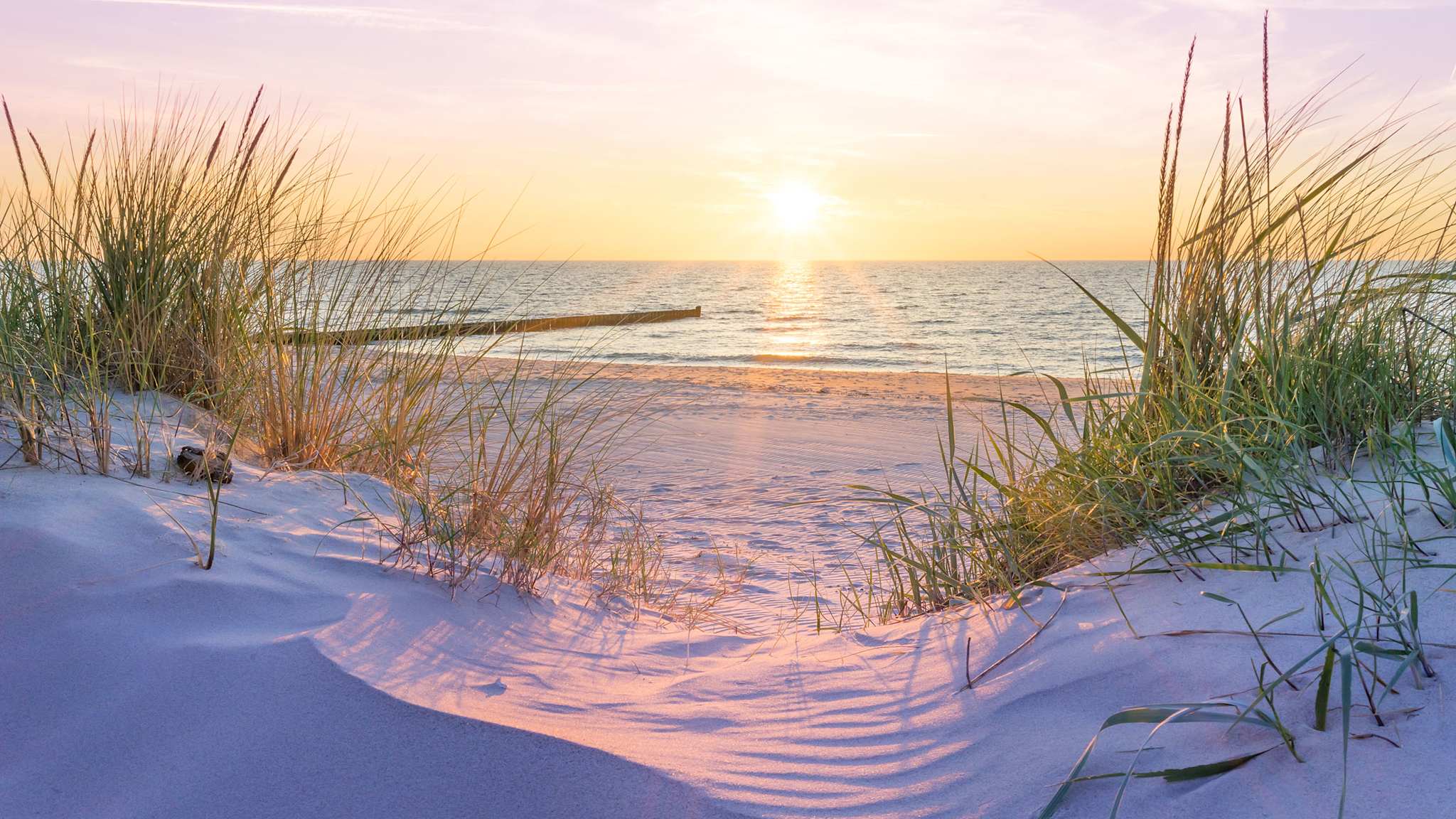 Sonnenuntergang am Strand an der Ostsee