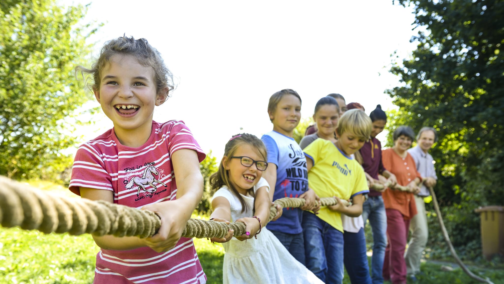 Kinder beim Tauziehen