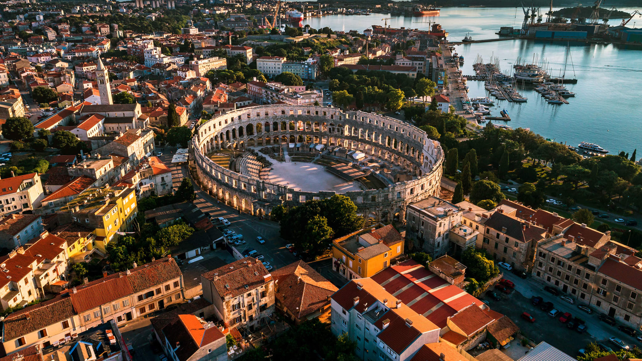 Blick auf das Amphitheater von Pula