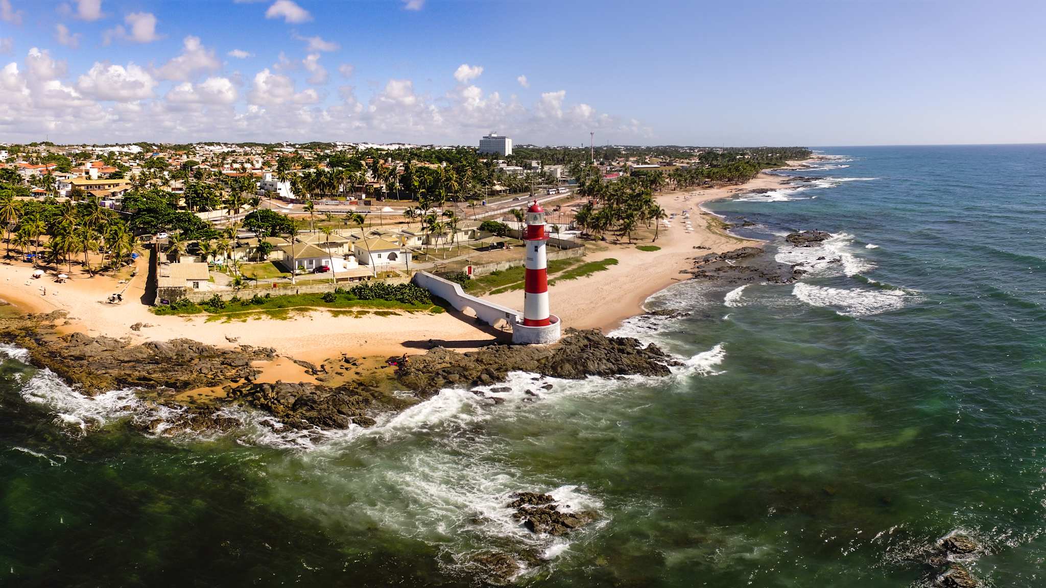 Die Küste bei Itapuã mit Leuchtturm im Norden Brasiliens