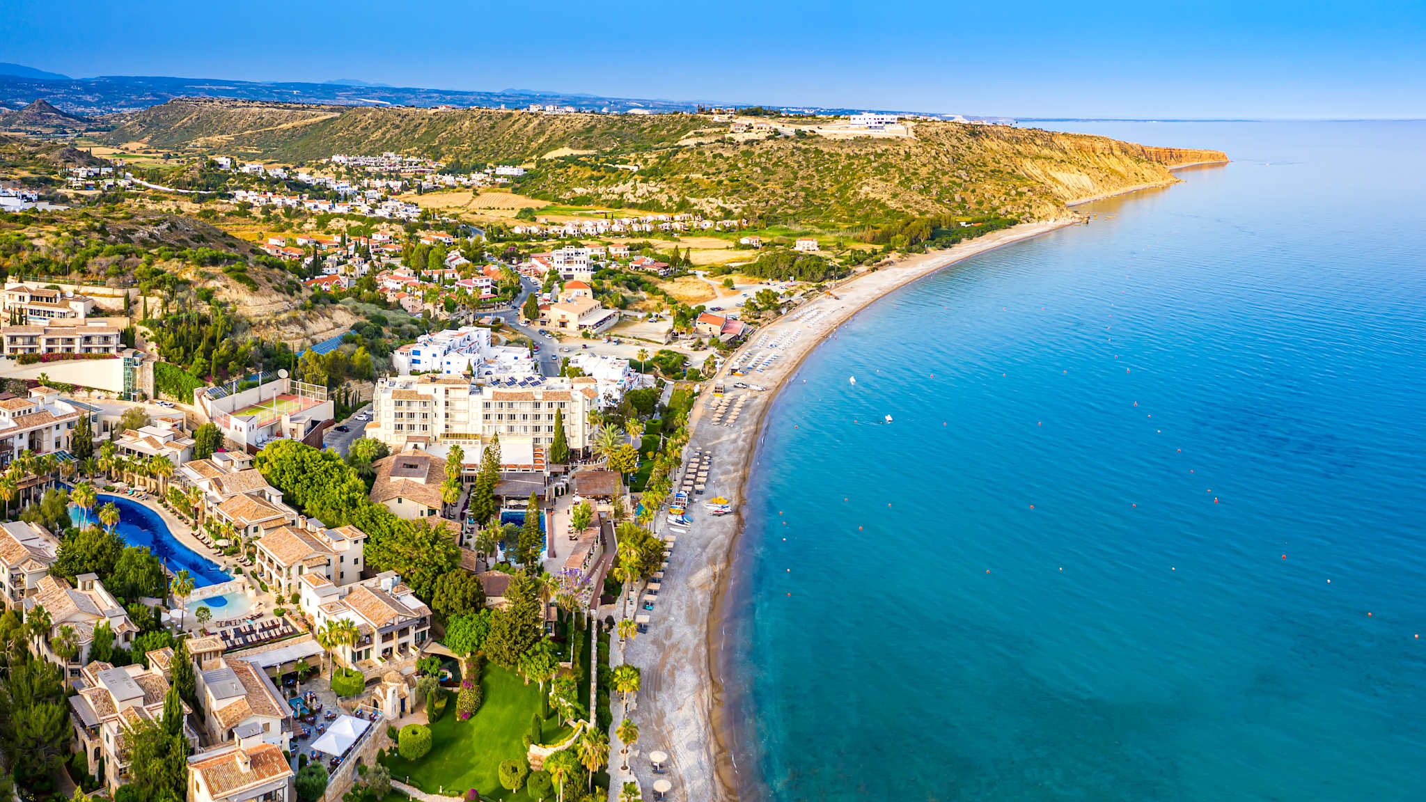 Blick auf den Strand und die Küste bei Pissouri auf Zypern