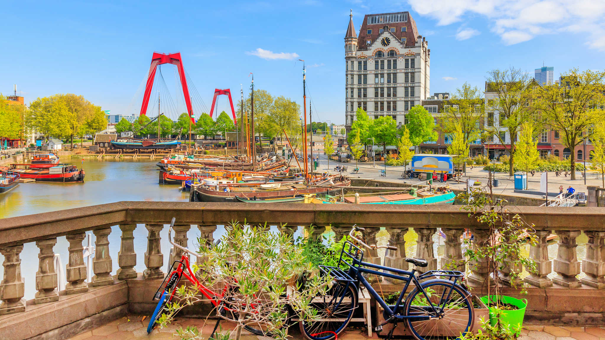 Aussicht auf Oude Haven in Rotterdam von einem Balkon aus