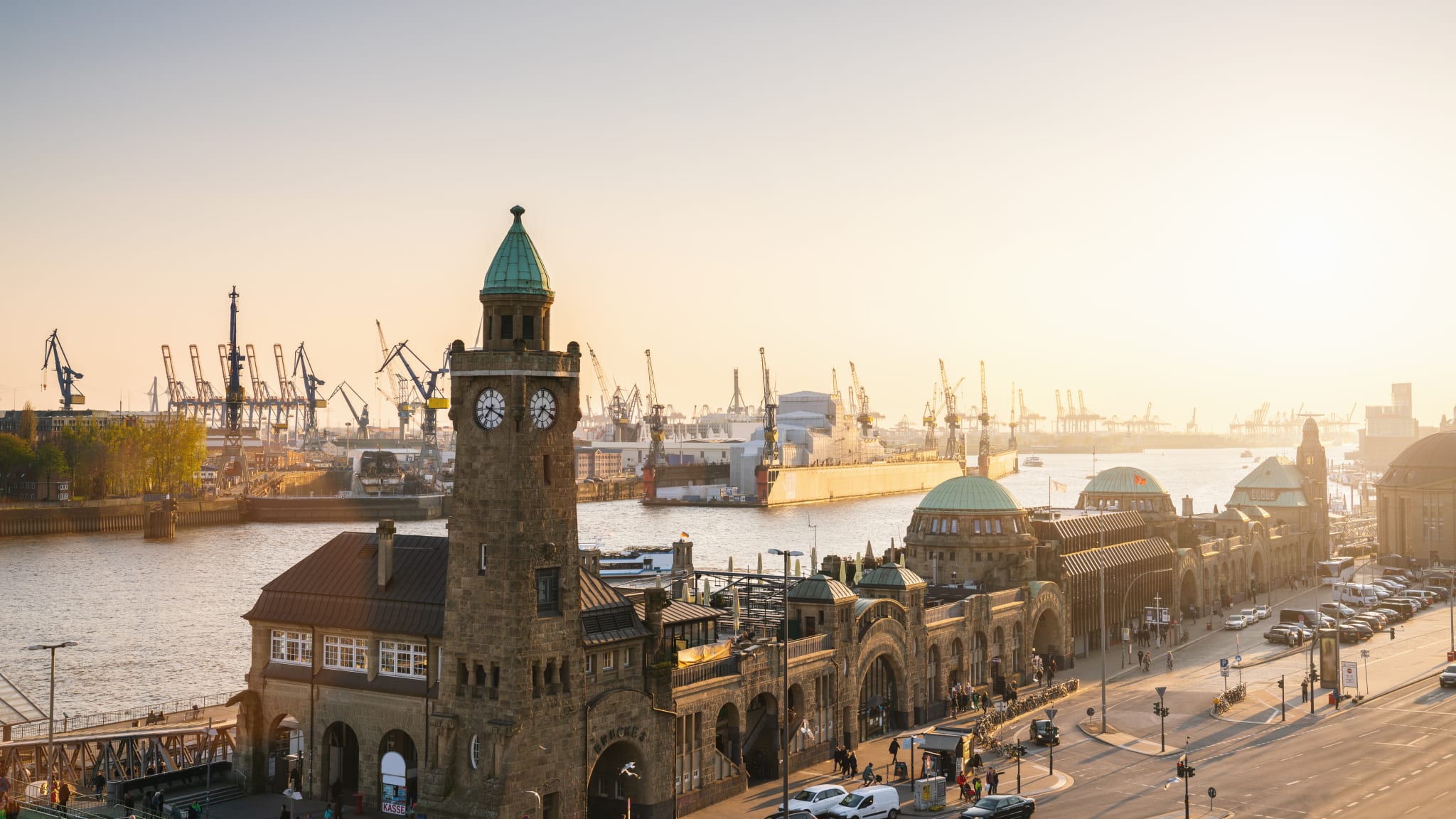 Die Landungsbrücken auf St. Pauli, Hamburg, Deutschland © Shutterstock - r.classen