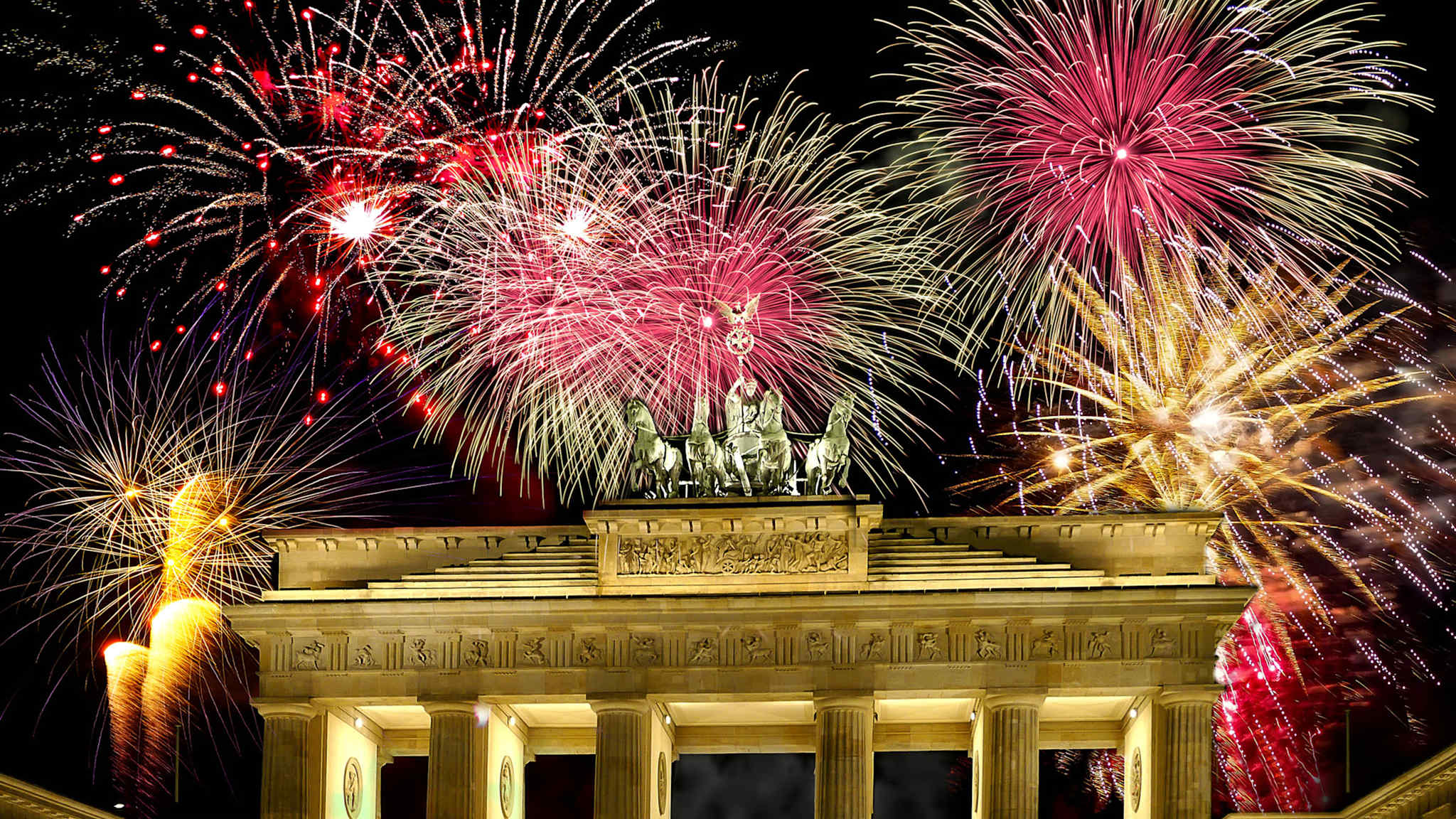 Feuerwerk überm Brandenburger Tor