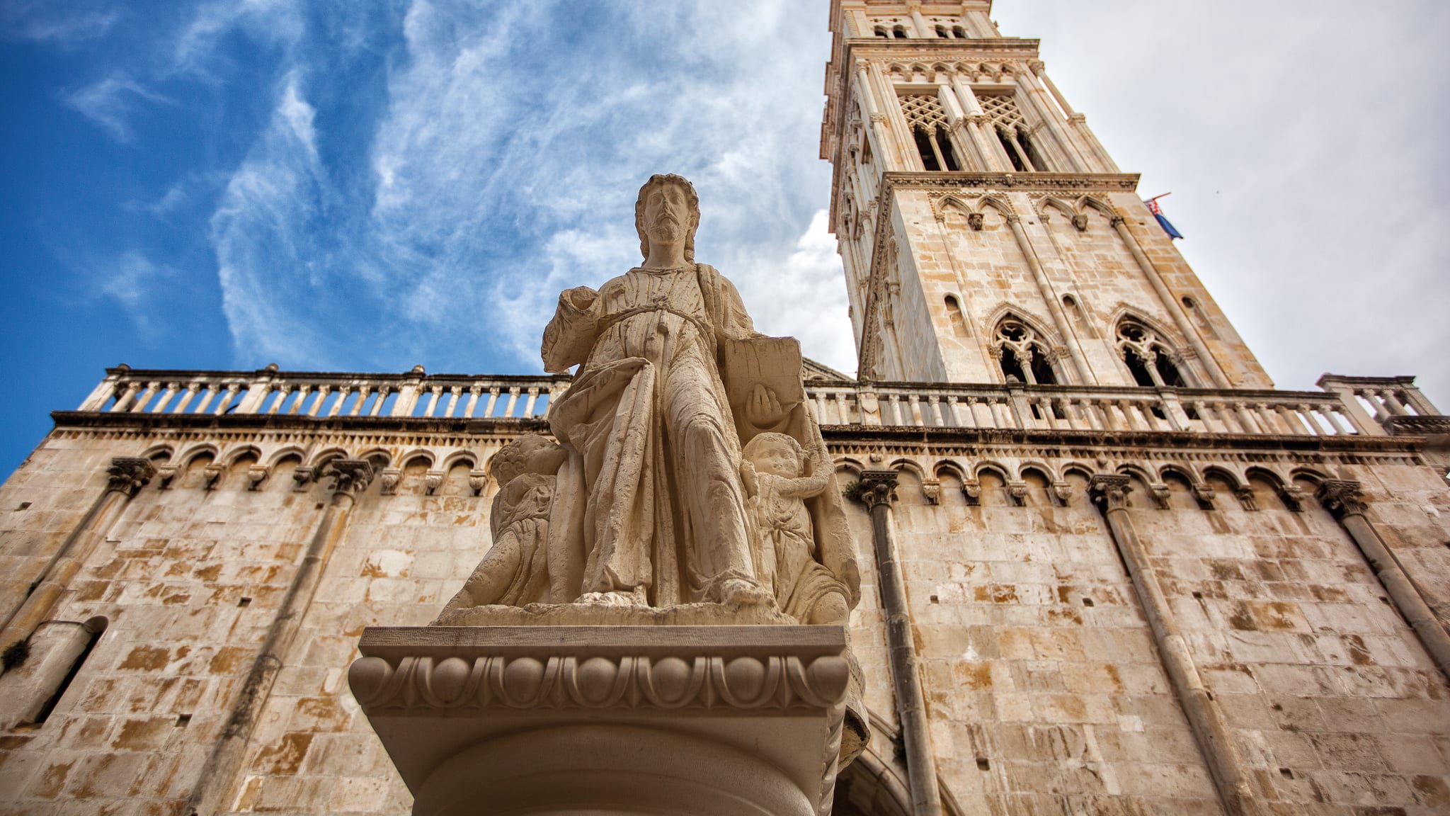 Statue vor der Kathedrale der kroatischen Stadt Trogir