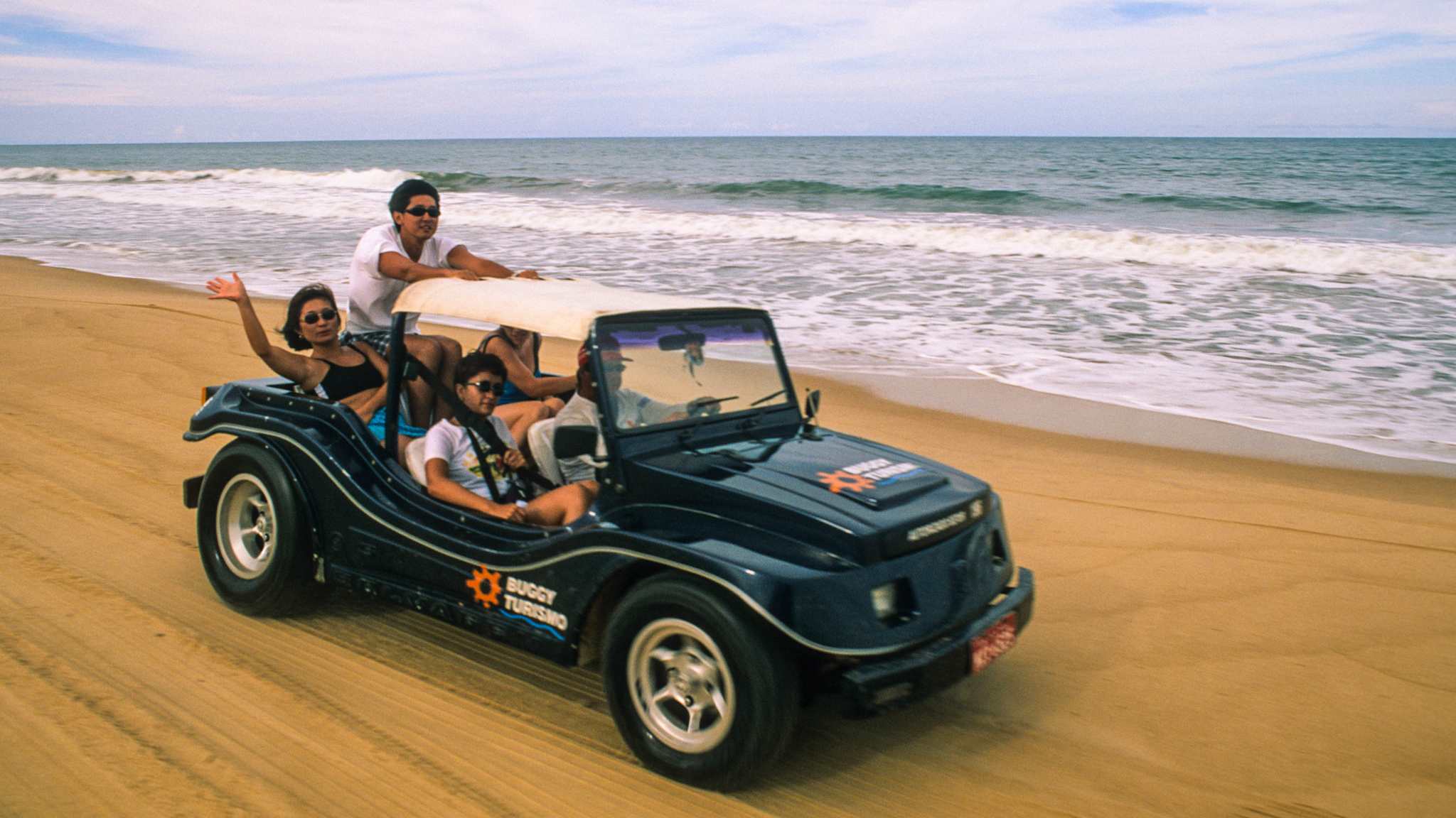 5 Strandbesucher in einem Strandbuggy im Norden Brasilien