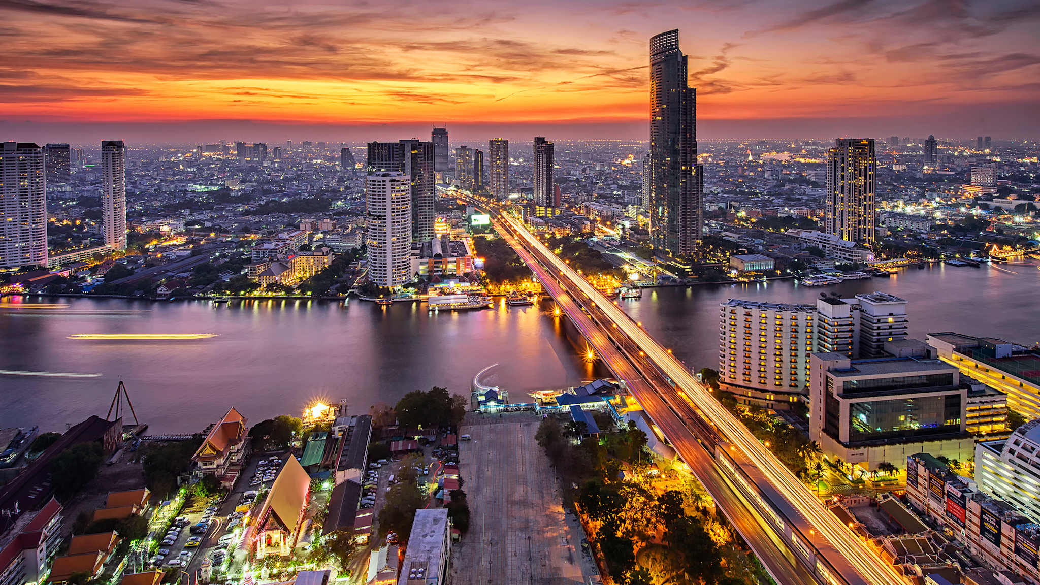 Die nächtliche Skyline von Bangkok
