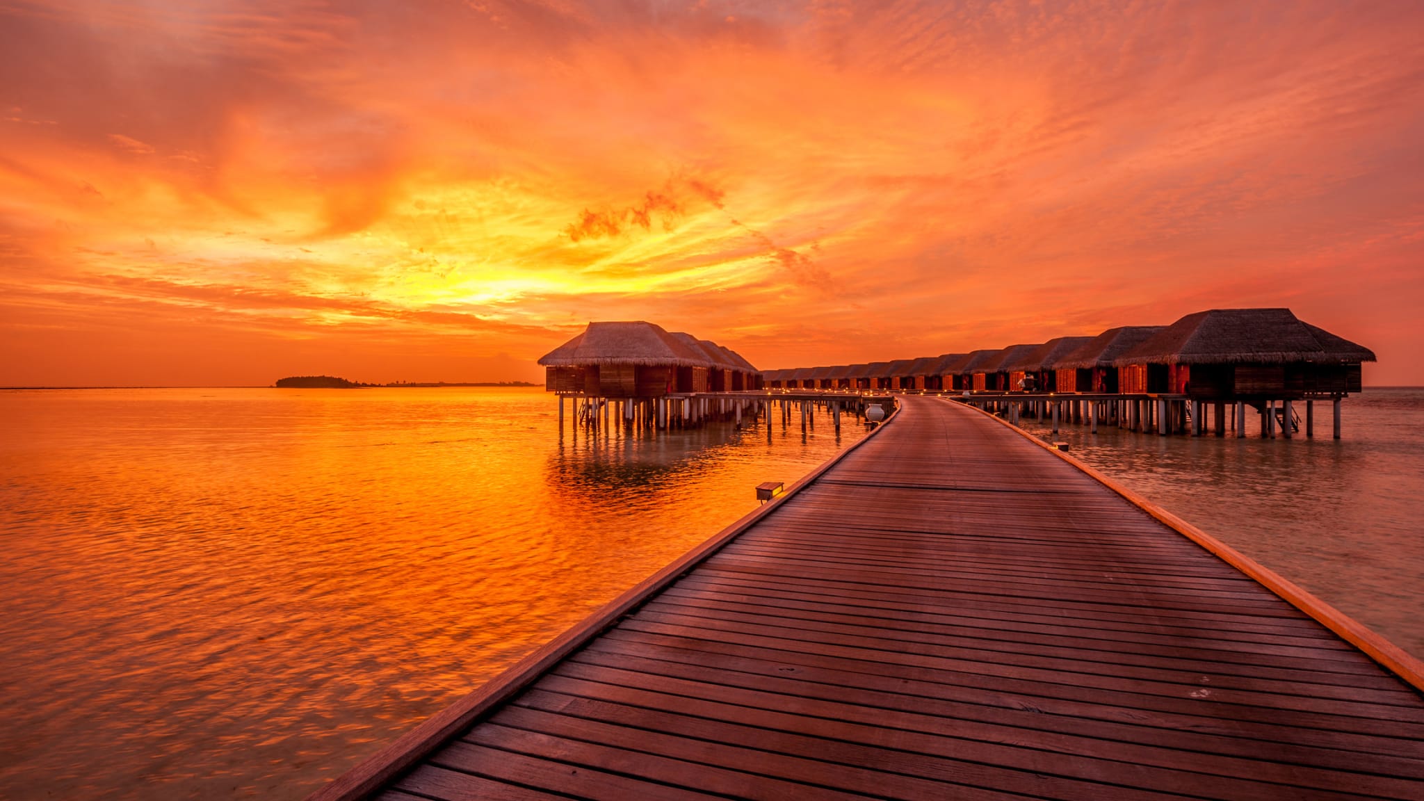 Die Sonnenuntergänge auf den Malediven tauchen das Meer in wundervolle Farben © haveseen - stock.adobe.com